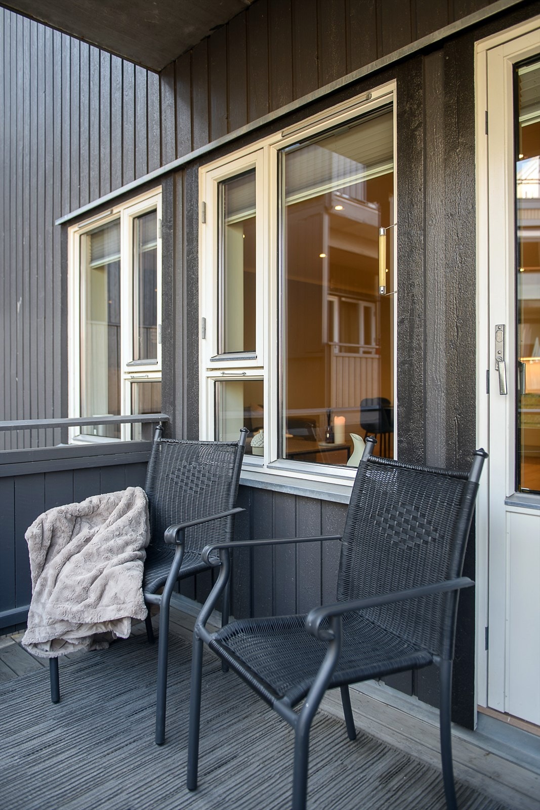 Balkongdør og vinduer i tre med 2-lags isolerglass fra byggeår. Galleribilde