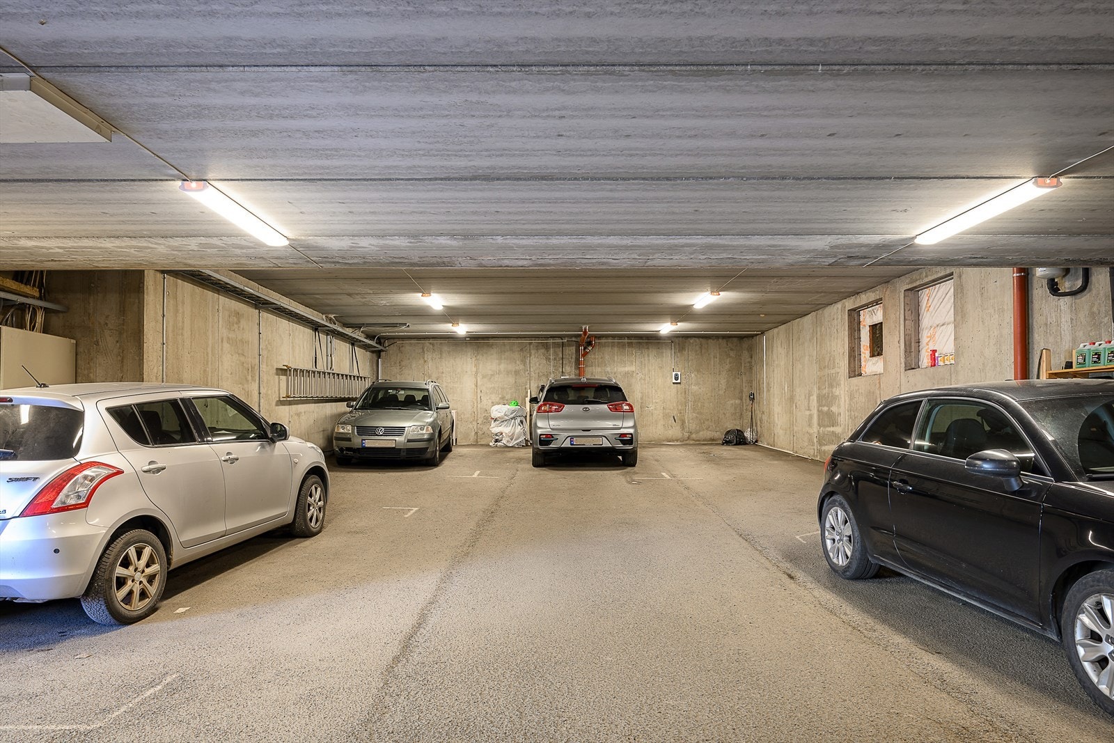 Det medfølger én parkeringsplass i felles garasjeanlegg, med mulighet for elbillader. Galleribilde