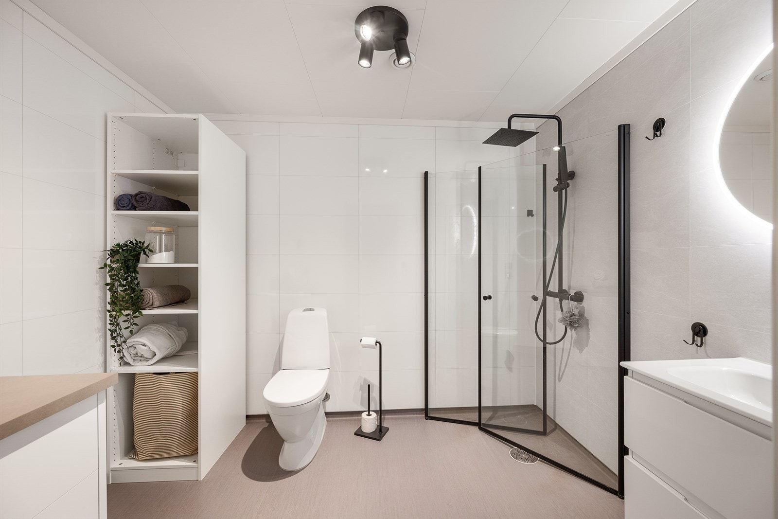 Badet har gulvvarme, våtromsplater på veggene og innfellbare dusjdører i glass. Galleribilde