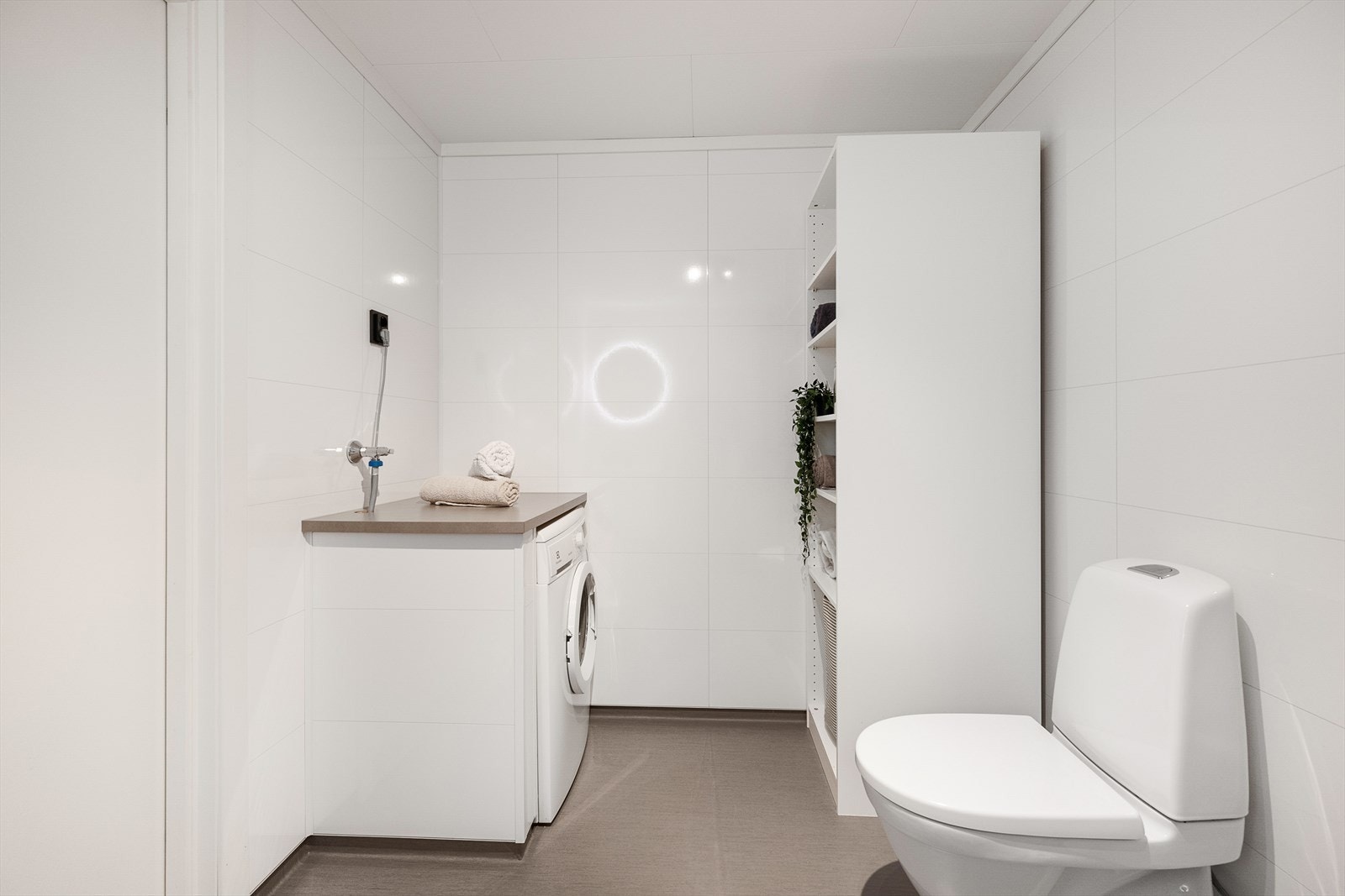 Det er praktisk opplegg for vaskemaskin på badet. Galleribilde