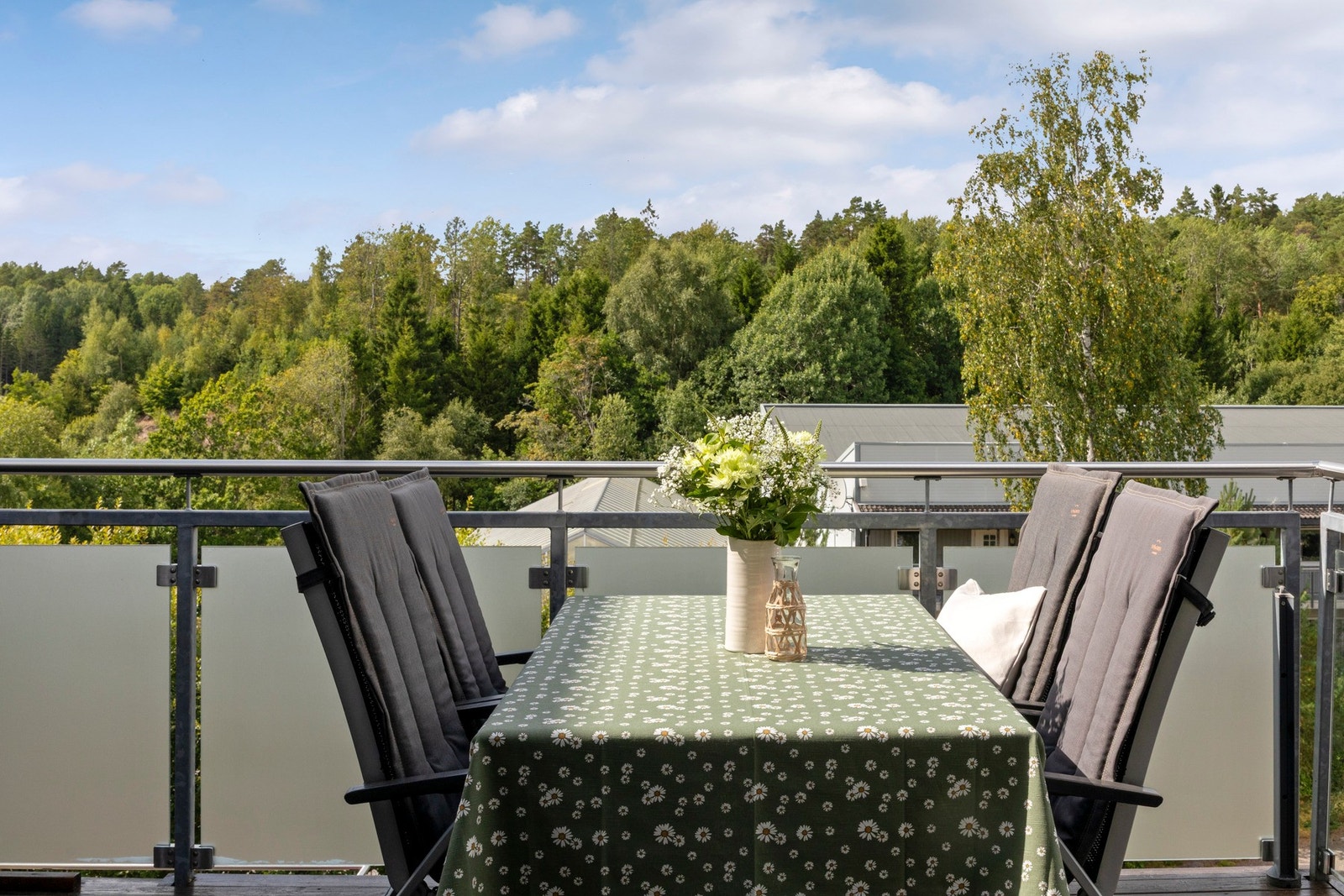 God plass til både spisebord og loungemøbler. Galleribilde