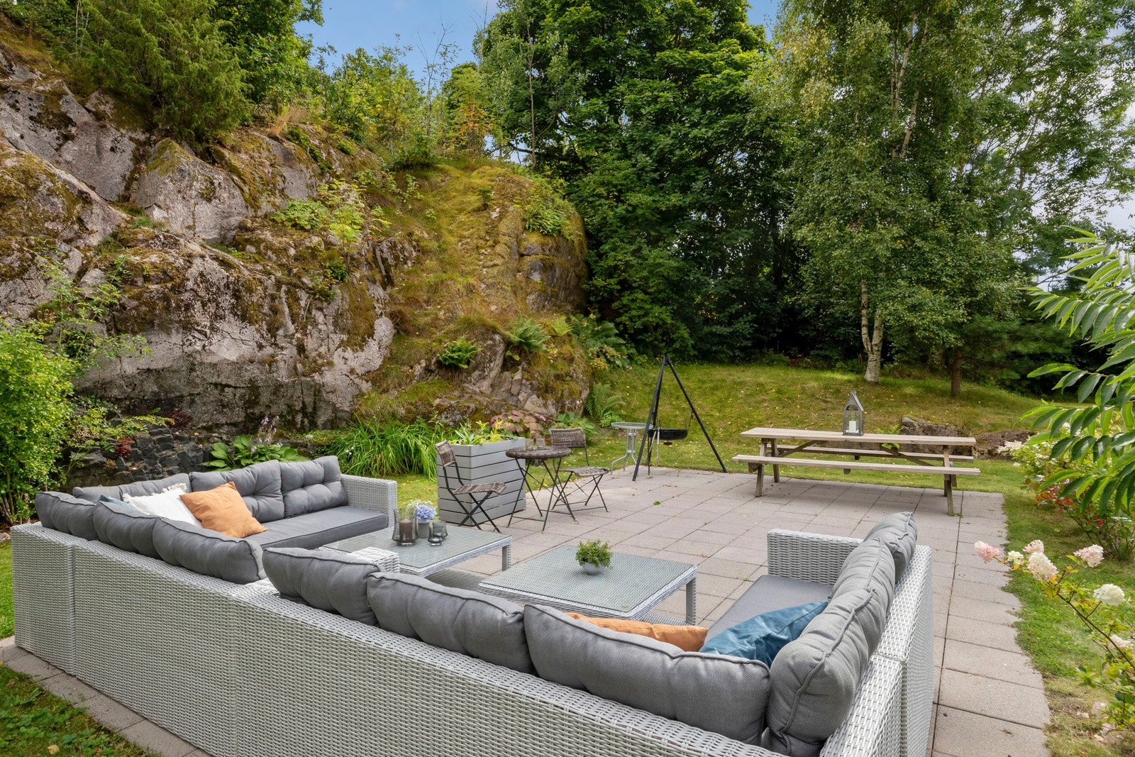 Skjermet uteplass med sofagruppe inntil fjellknausen. Galleribilde