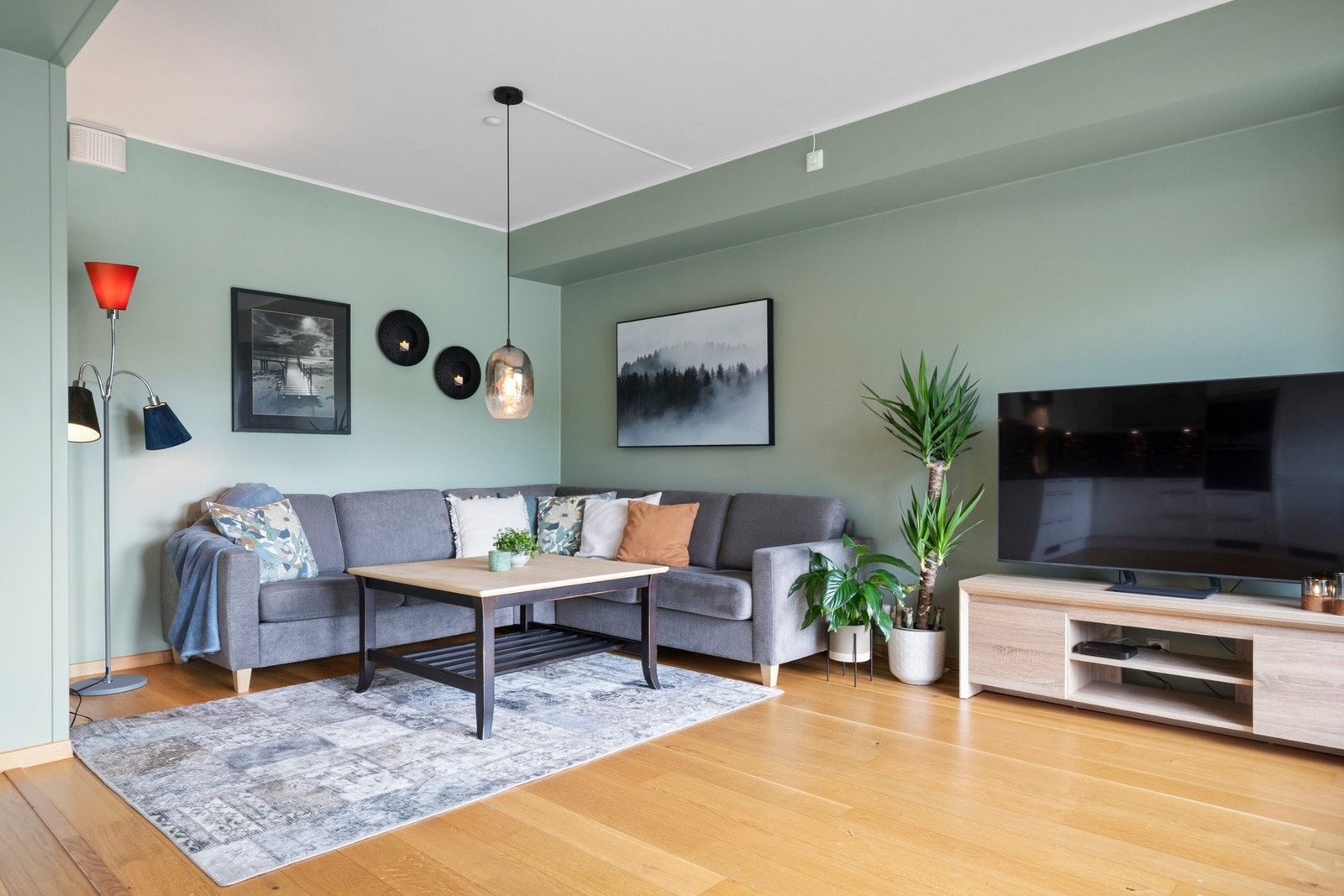 Sofagruppen ligger fint til med utsyn mot balkongen. Galleribilde