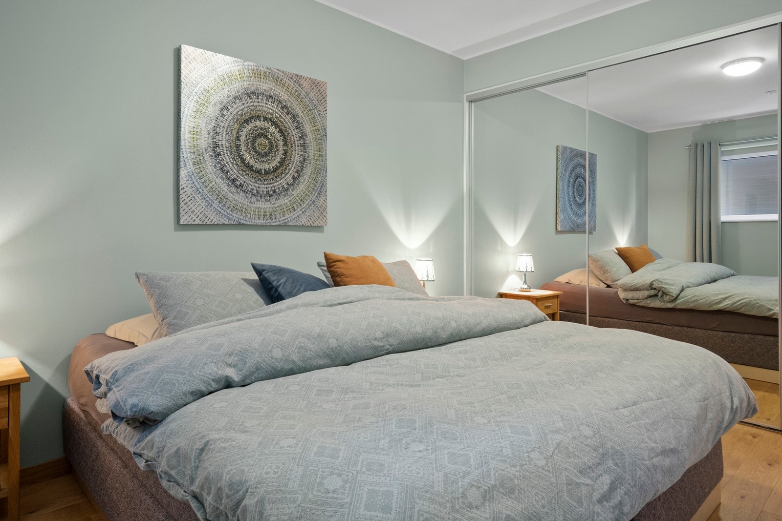 Hovedsoverommet har god plass til dobbeltseng med nattbord på begge sider. Galleribilde