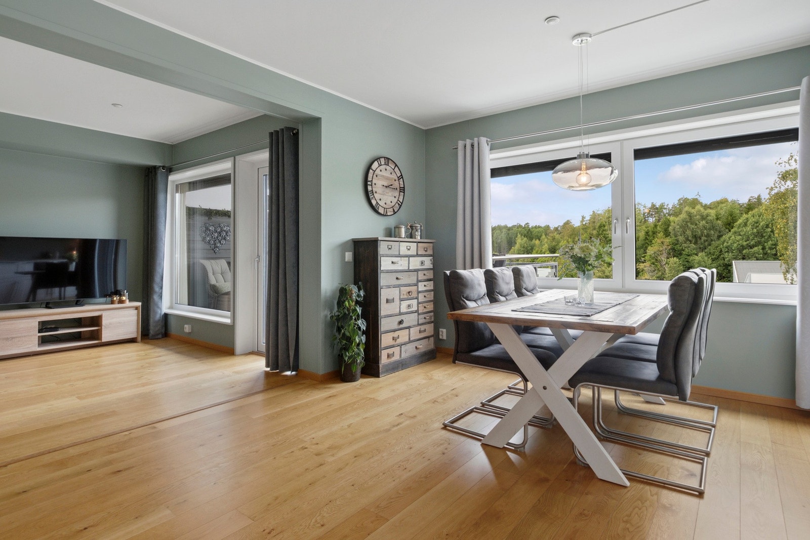 Rommet gir naturlige soner for sofagruppe og spisebord. Galleribilde