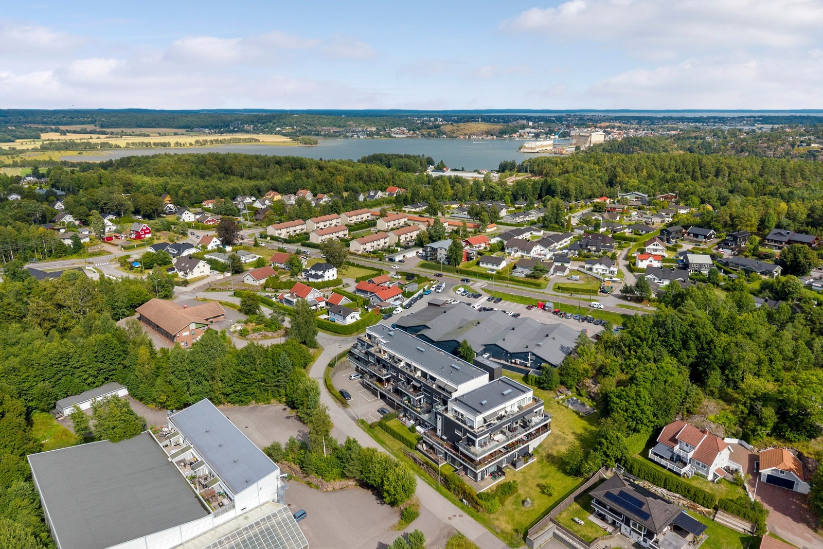 Dronefoto nærområdet med Vear og sjøen i bakgrunnen Galleribilde