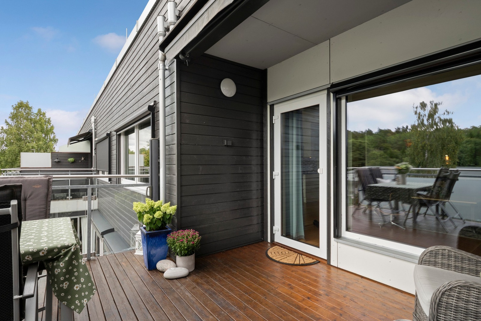Terrassemarkisen gir skygge når solen står på. Galleribilde