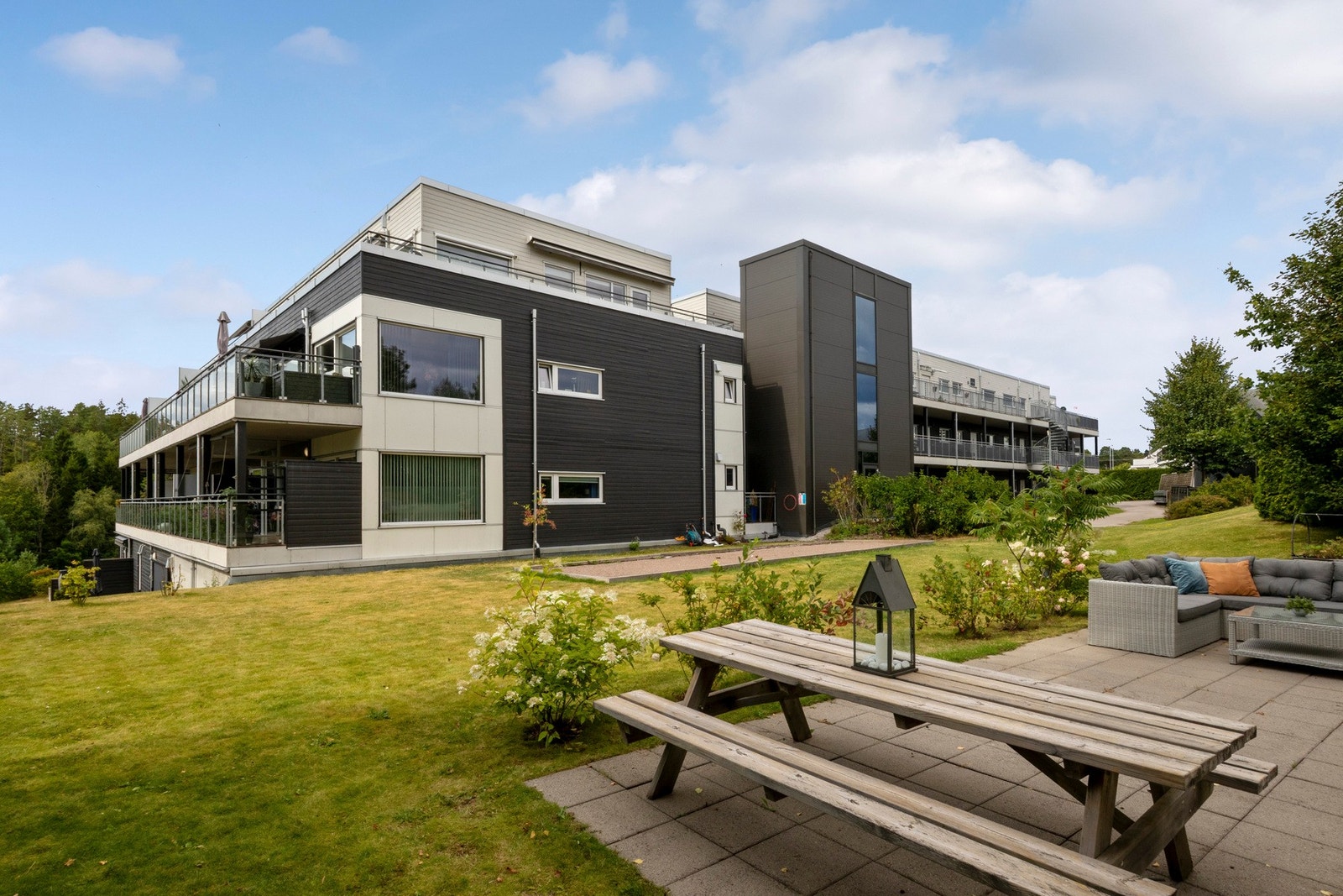 Fellesarealene er pent opparbeidet med plen, hekk og beplantning. Galleribilde
