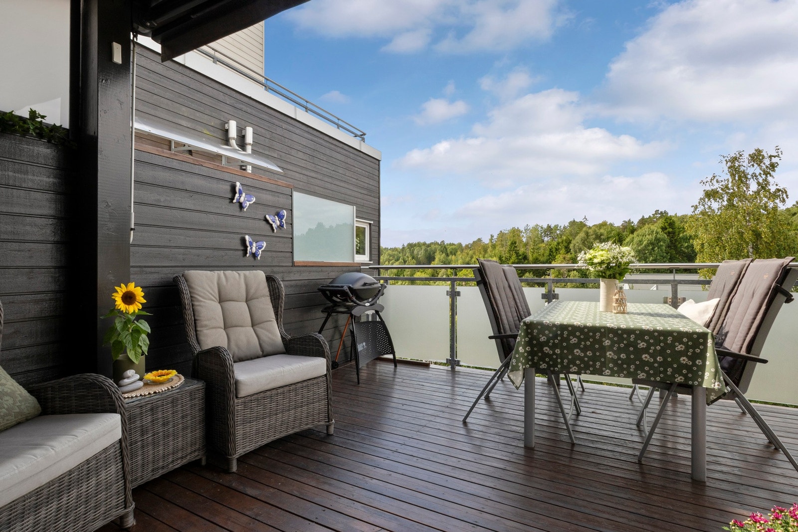 Balkongen på 15 kvm har terrassebord og rekkverk i stål og glass. Galleribilde