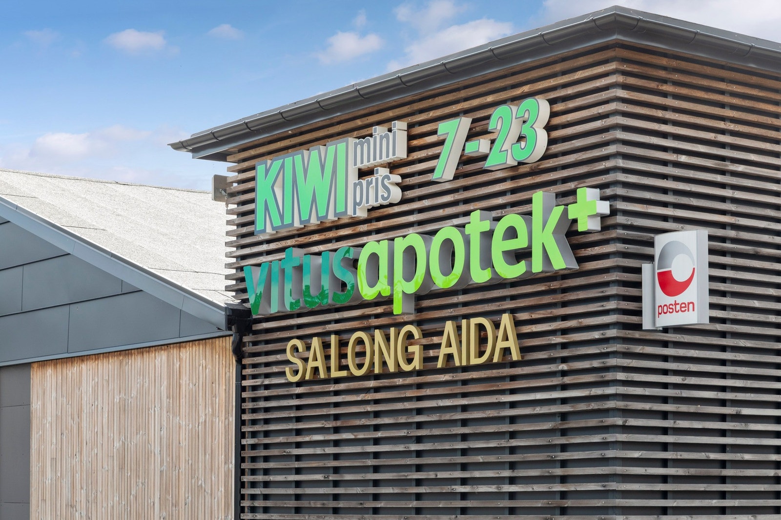 Kiwi Vear ligger få minutter til fots unna, med apotek og frisør i samme bygg. Post i butikk. Galleribilde