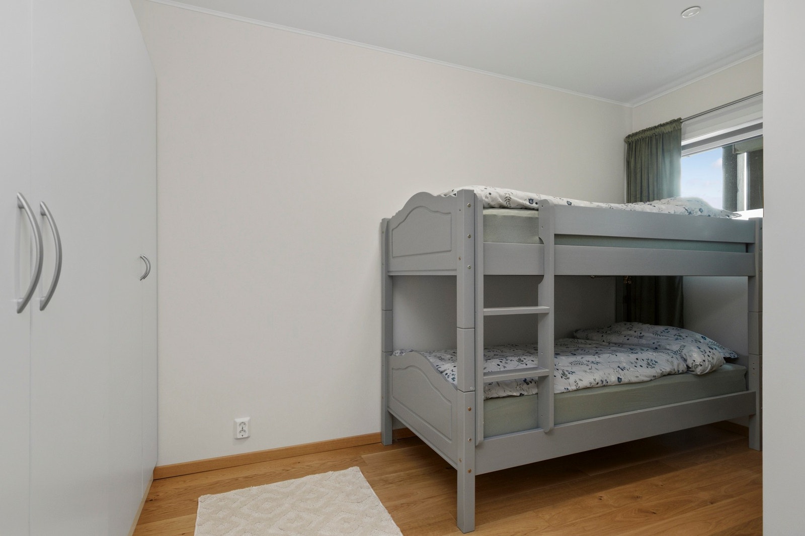 Soverom 2 med plass til køyeseng eller dobbeltseng og garderobe. Galleribilde
