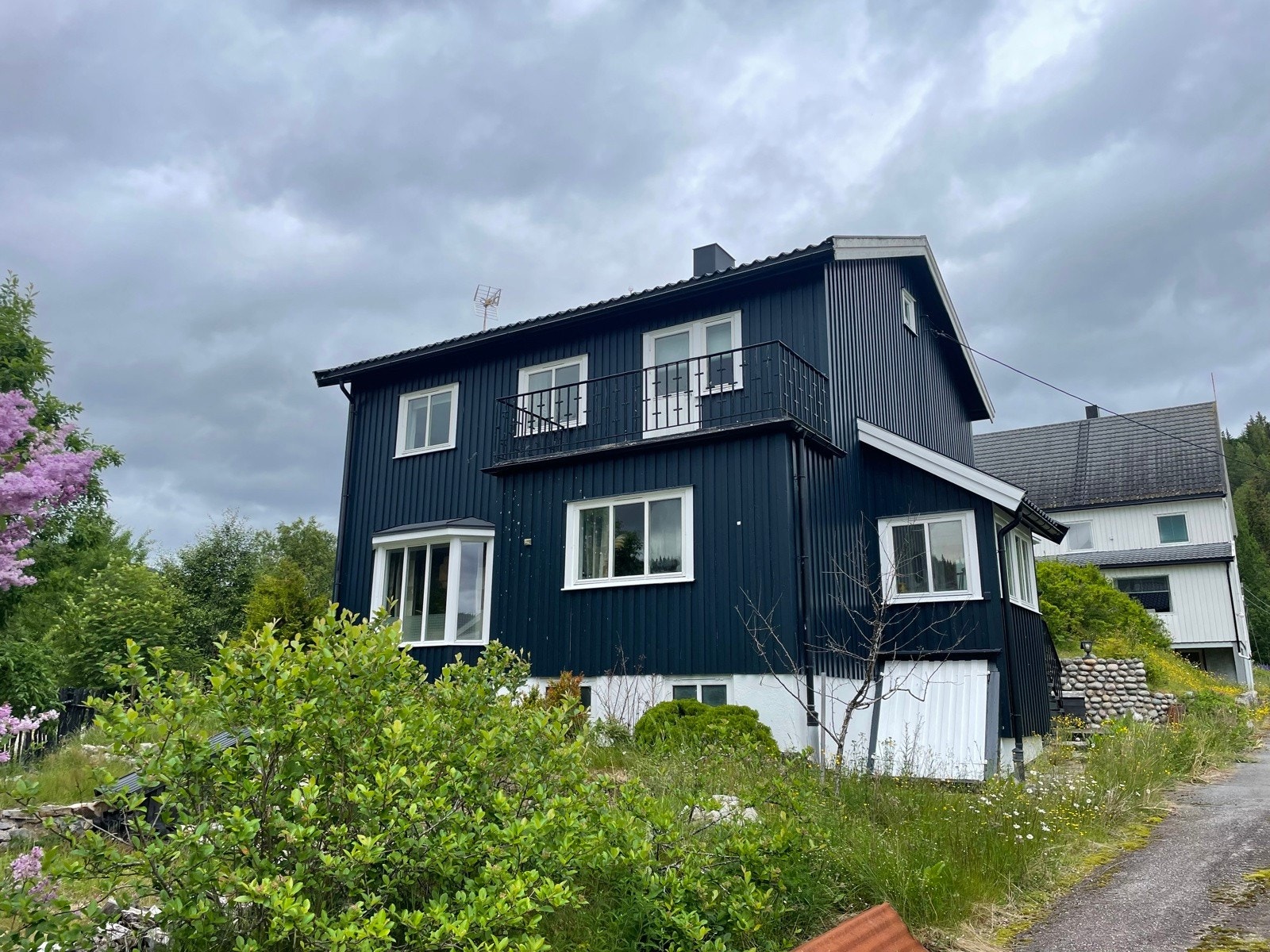 Formofoss - Enebolig med 4 soverom. Bruksrett til 2 garasjer Galleribilde