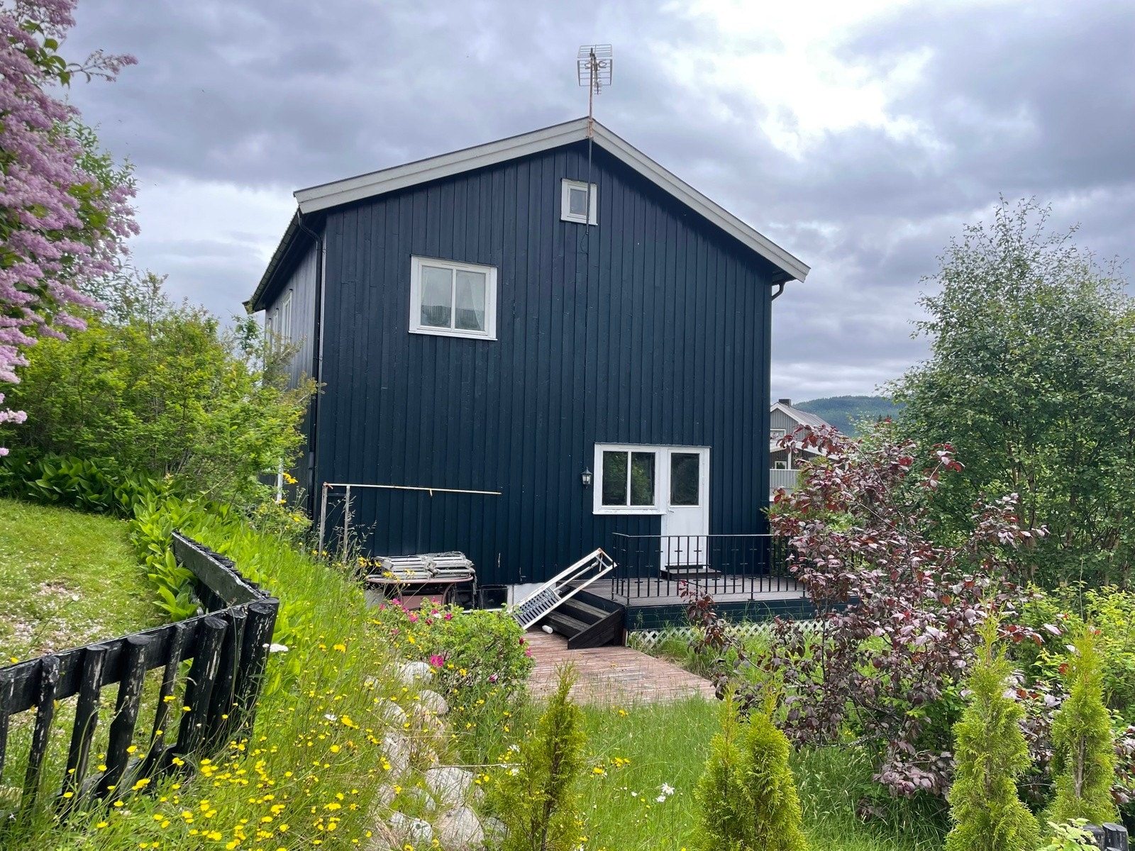 Formofoss - Enebolig med 4 soverom. Bruksrett til 2 garasjer Galleribilde