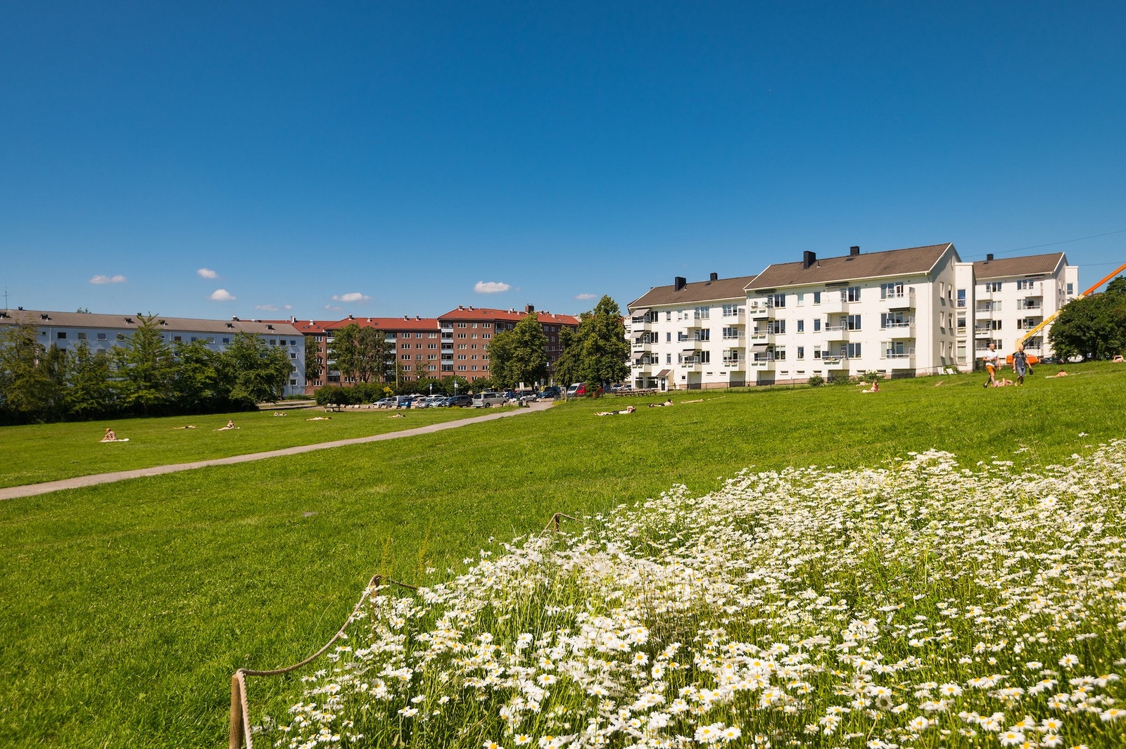 Her bor du med kort vei til flere flotte tur- og rekreasjonsområder. Enten du ønsker en rolig rusletur, en løpetur eller bare litt frisk luft etter jobb, finnes det fine grønne omgivelser like i nærheten. Galleribilde