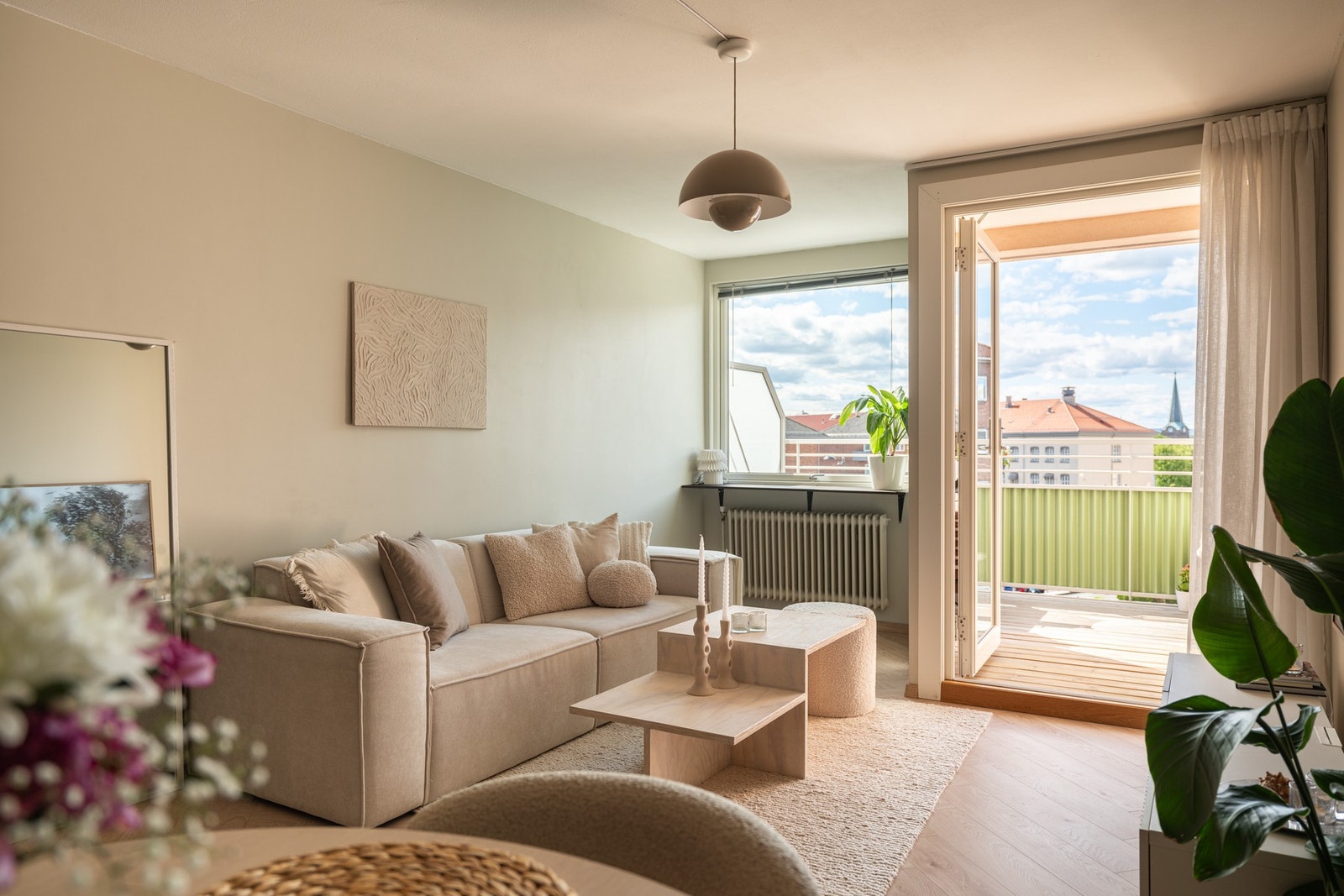 Store vindusflater slipper dagslyset godt inn, og fra sofaen får du samtidig følelsen av å være tett på himmelen. Galleribilde