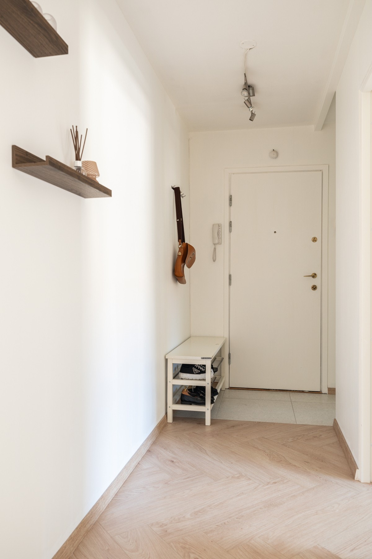 Her får du både en kjellerbod på 2 m² og en loftsbod på 3 m² ( gulvareal 6,5 m²). Med andre ord; god plass til sesongutstyr, kofferter, ski og alt det andre som ikke trenger å bo i leiligheten. Galleribilde