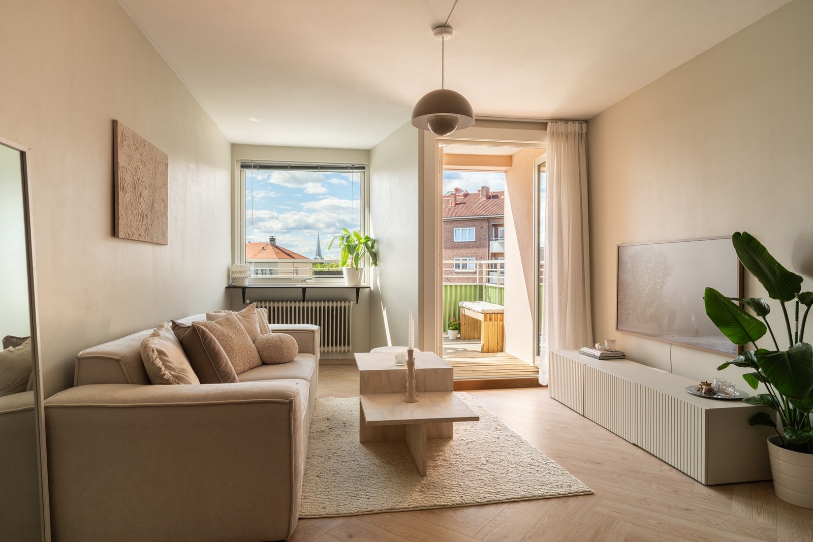 Du vil få god plass til både en romslig sofagruppe og TV-sone, samtidig som spisebordet får sin naturlige plass. Og når solen lokker, er det bare å åpne døren ut til balkongen. Galleribilde