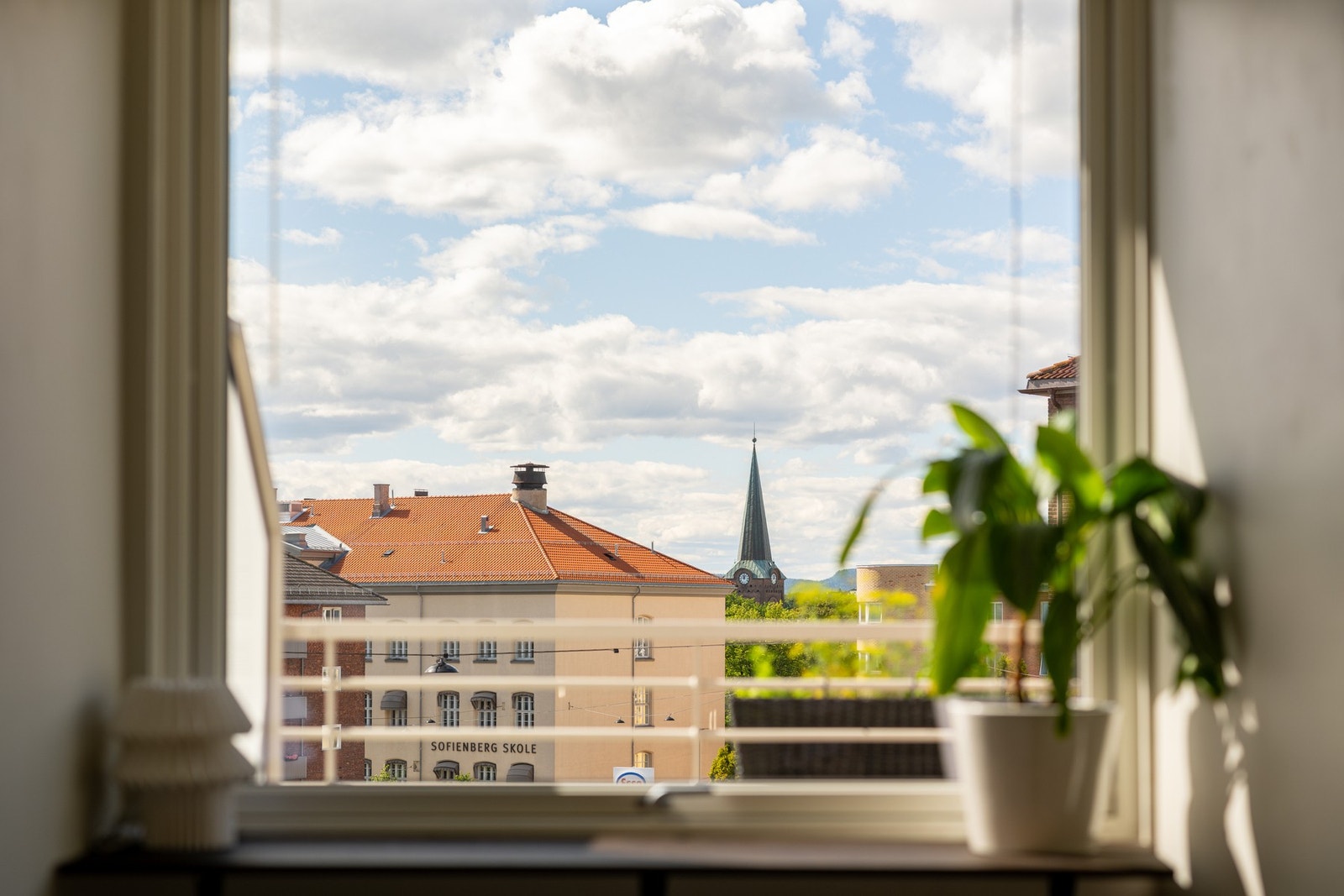 Himmelutsyn og utgang til balkongen gir stuen en herlig romfølelse. Vinduer og balkongdør ble skiftet i 2021. Galleribilde