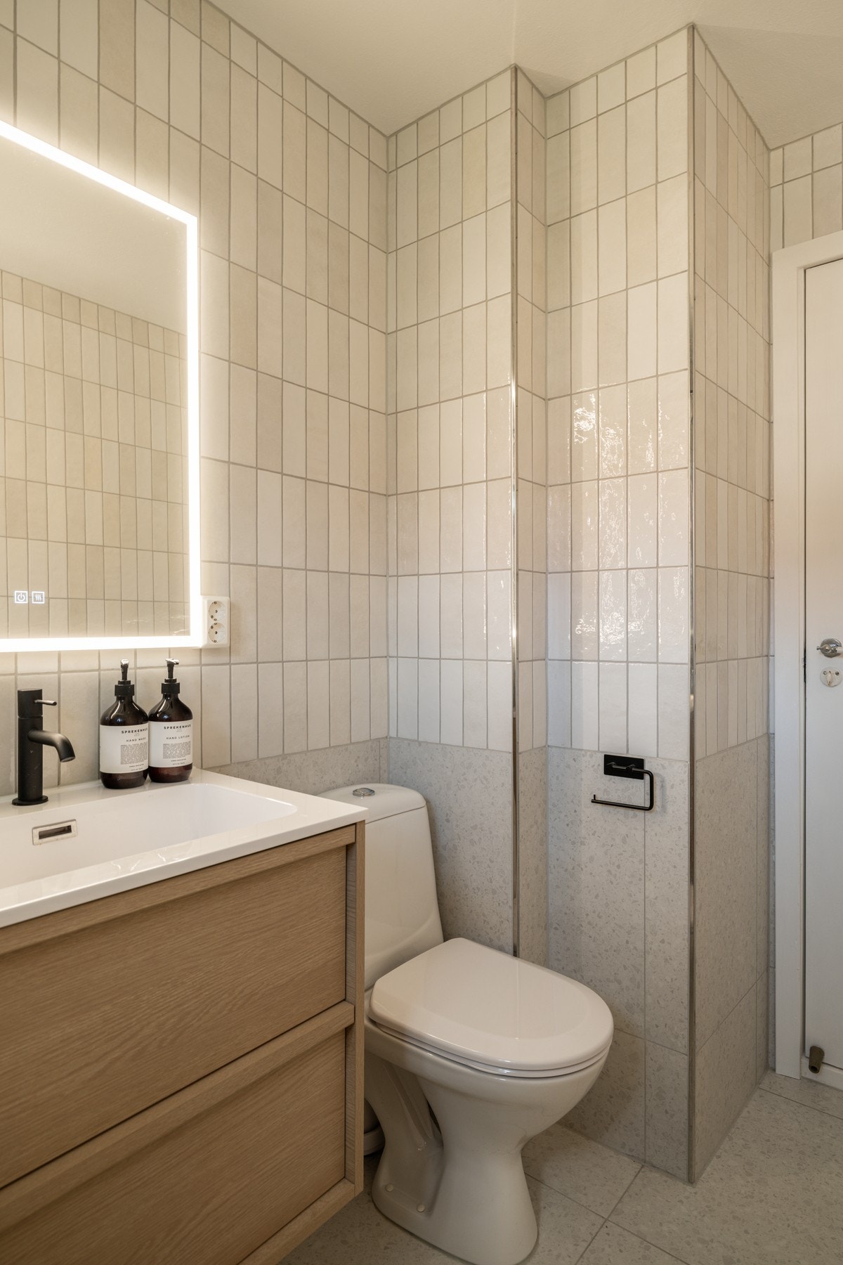 Opplegget for vaskemaskin er praktisk plassert i skapet i gangen for å utnytte den tilgjengelige plassen på badet best mulig. Galleribilde