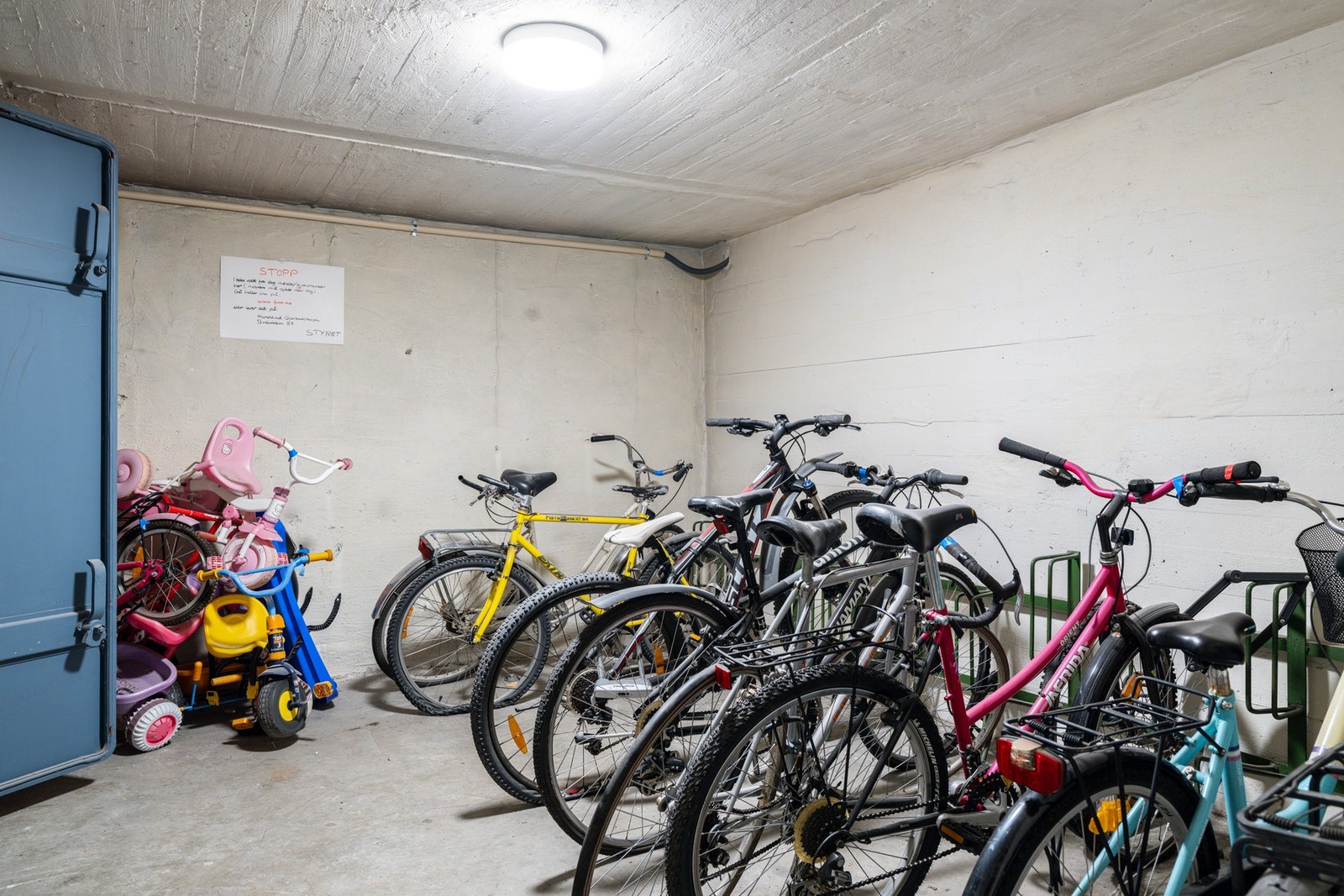 Sykkelen kan oppbevares trygt og skjermet i sameiets innendørs, avlåste sykkelparkering, en praktisk løsning året rundt Galleribilde