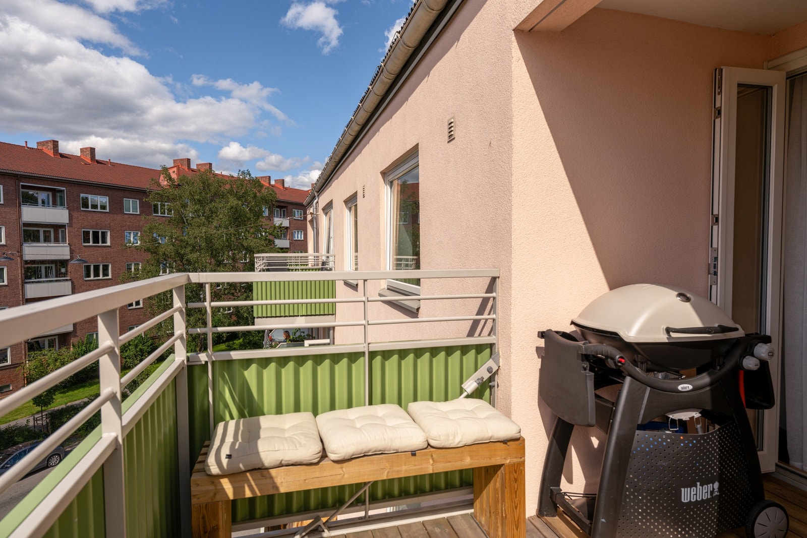 Plass til både utemøbler og grill gjør dette til en ekstra stue i sommerhalvåret. Galleribilde