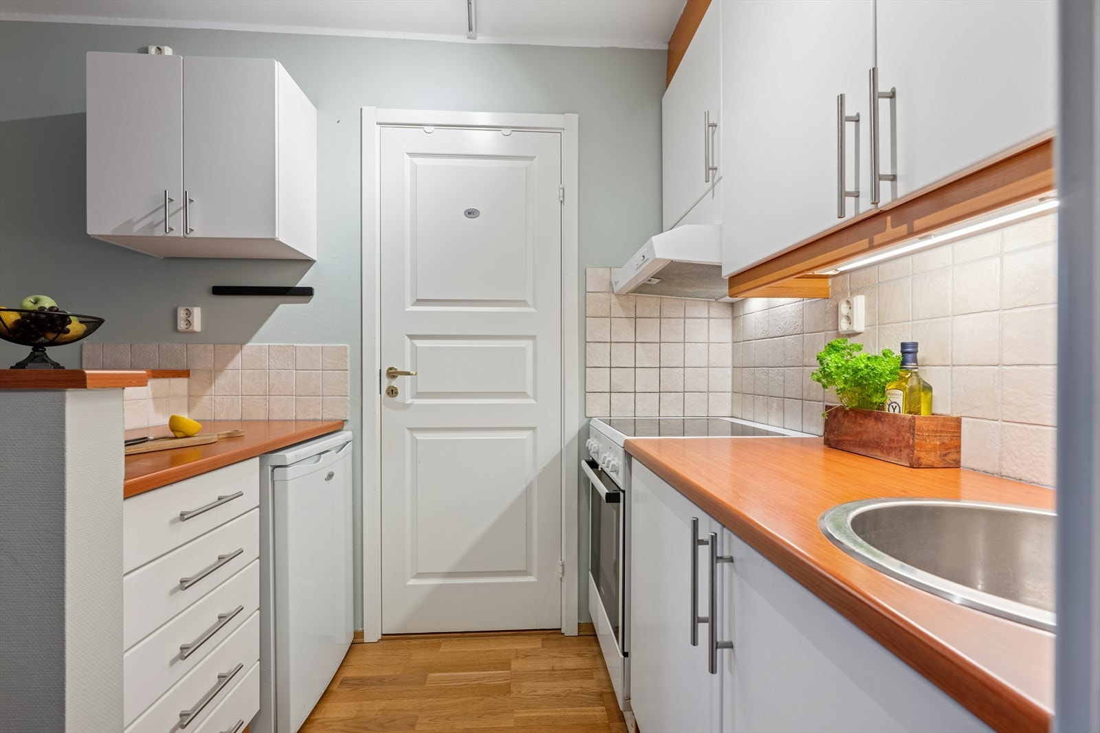 I innredningen er det plass for frittstående komfyr og kjøl/frys. Galleribilde