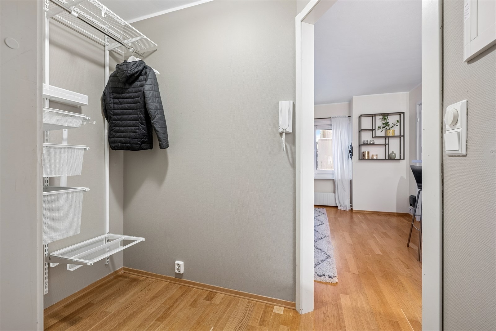 Velkommen inn! Lys og hyggelig entré med plass for smarte garderobe- og opphengsløsninger. Galleribilde