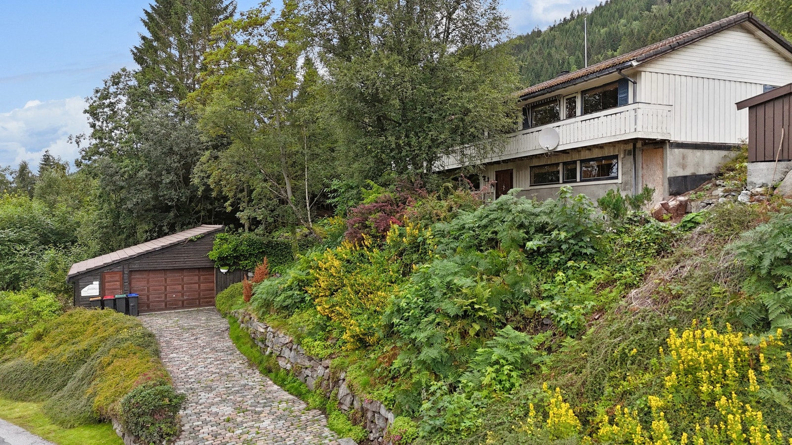 Velkommen til Granvegen 14 - en eldre enebolig over to plan med flott beligenhet i Grebstadlia. Galleribilde