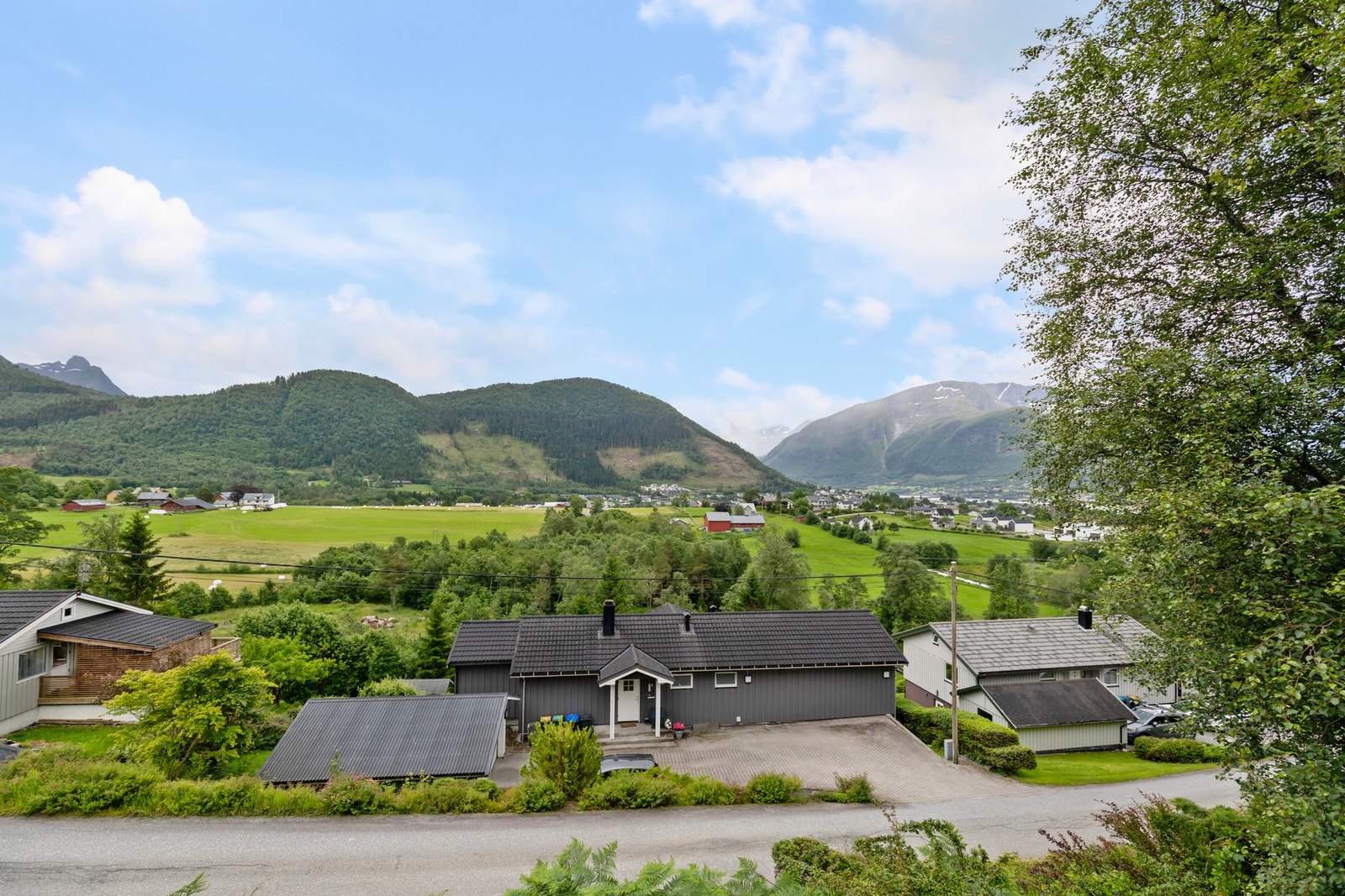 Fra boligen kan man nyte nydelig utsikt mot blant annet Aurenakken, Sykkylvsfjorden og videre mot Storfjorden. Galleribilde