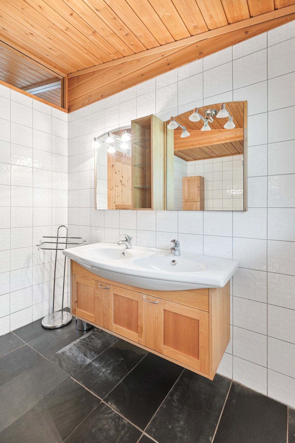 Badet i etasjen ble oppusset i 2002 og har flislagt gulv og vegger. Galleribilde