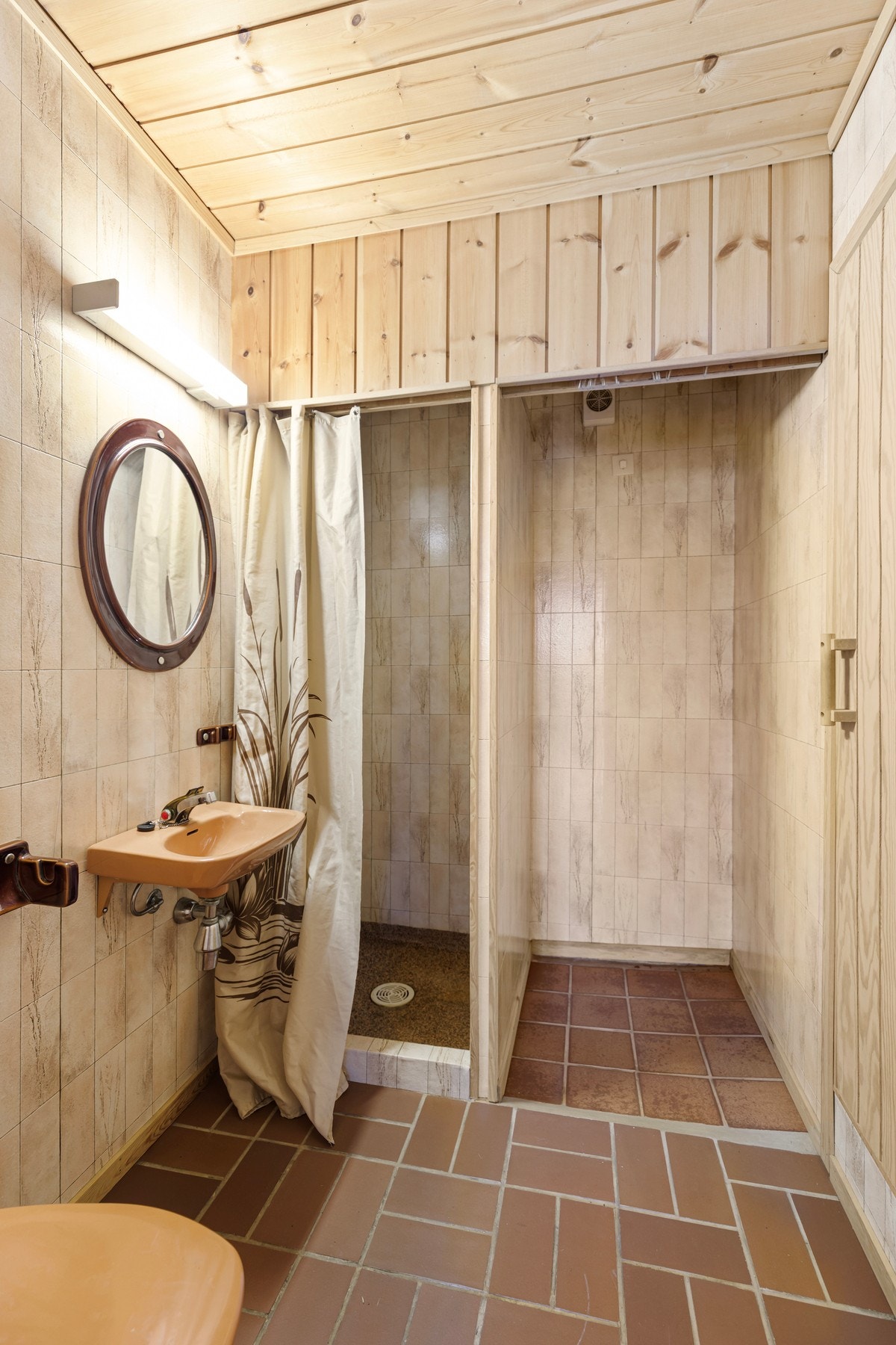 Badet er utstyrt med dusj med epoxygulv og forheng, toalett, servant, elektrisk avtrekk og tilgang til tiltenkt badstue. Galleribilde