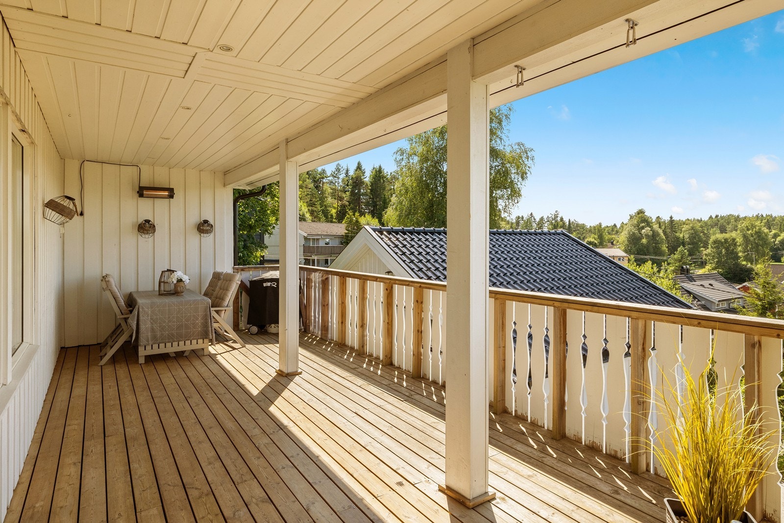 Det er satt inn downlights i taket på terrassen Galleribilde