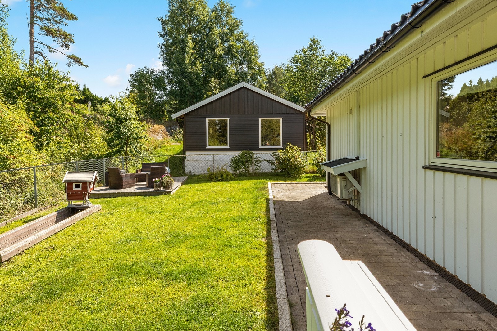 Boligen er omkranset av koselig hage Galleribilde