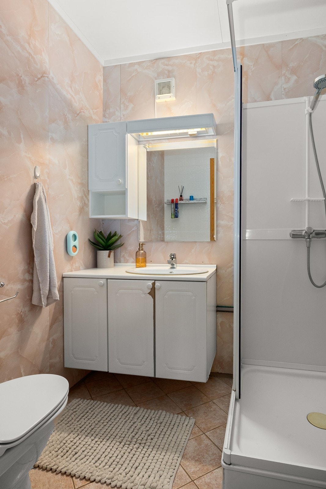 Bad i underetasje består av servant på skap, dusjkabinett og wc. Galleribilde