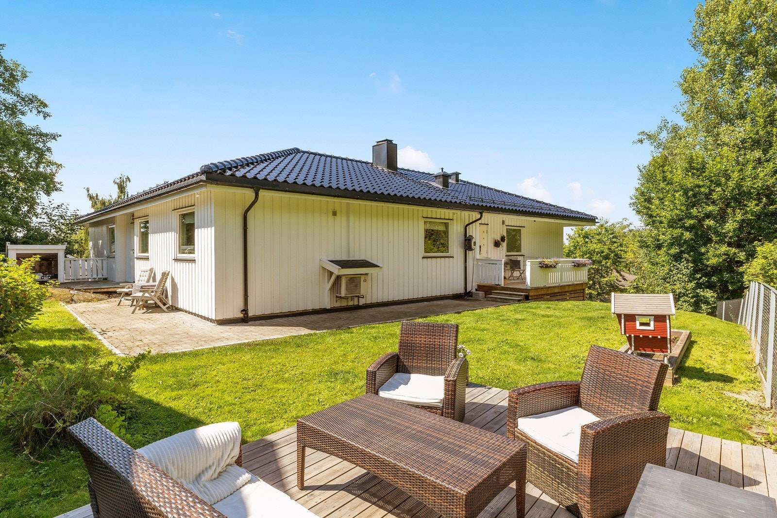 Det er anlagt terrasse og steinlagt gang område rundt boligen Galleribilde