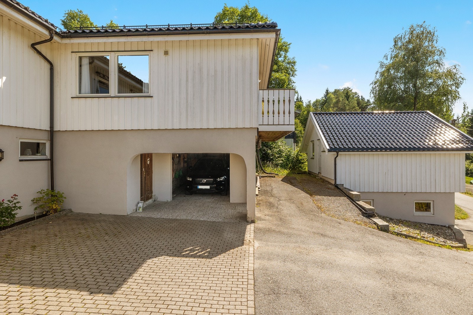 Parkering i carport og i dobbel garasje Galleribilde