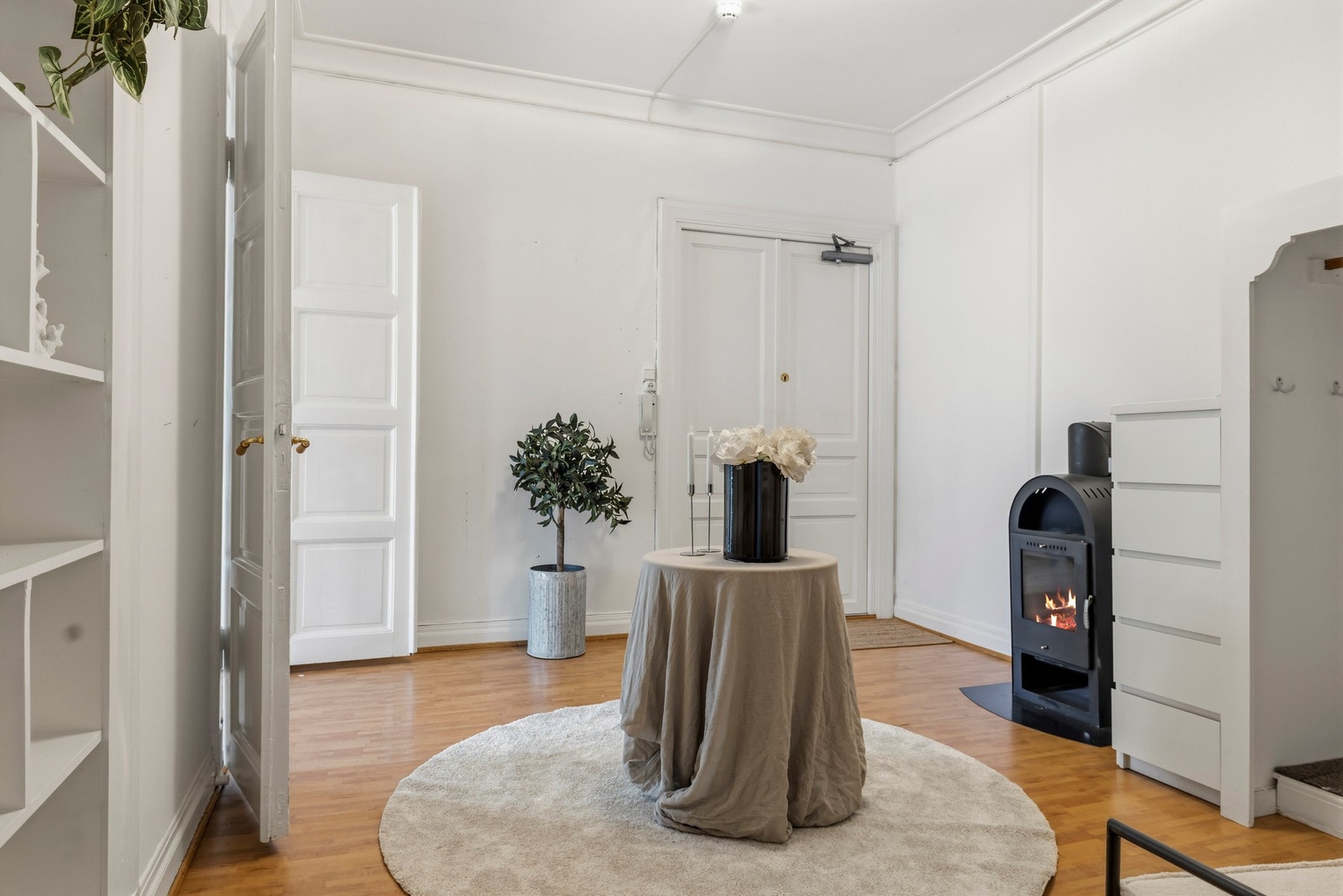 Velkommen inn i en svært romslig og innbydende entré med god plass til oppbevaring av yttertøy og sko. Galleribilde