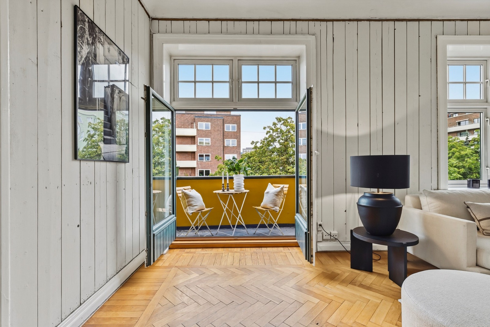 Fra stuen er det direkte utgang til balkong. Galleribilde