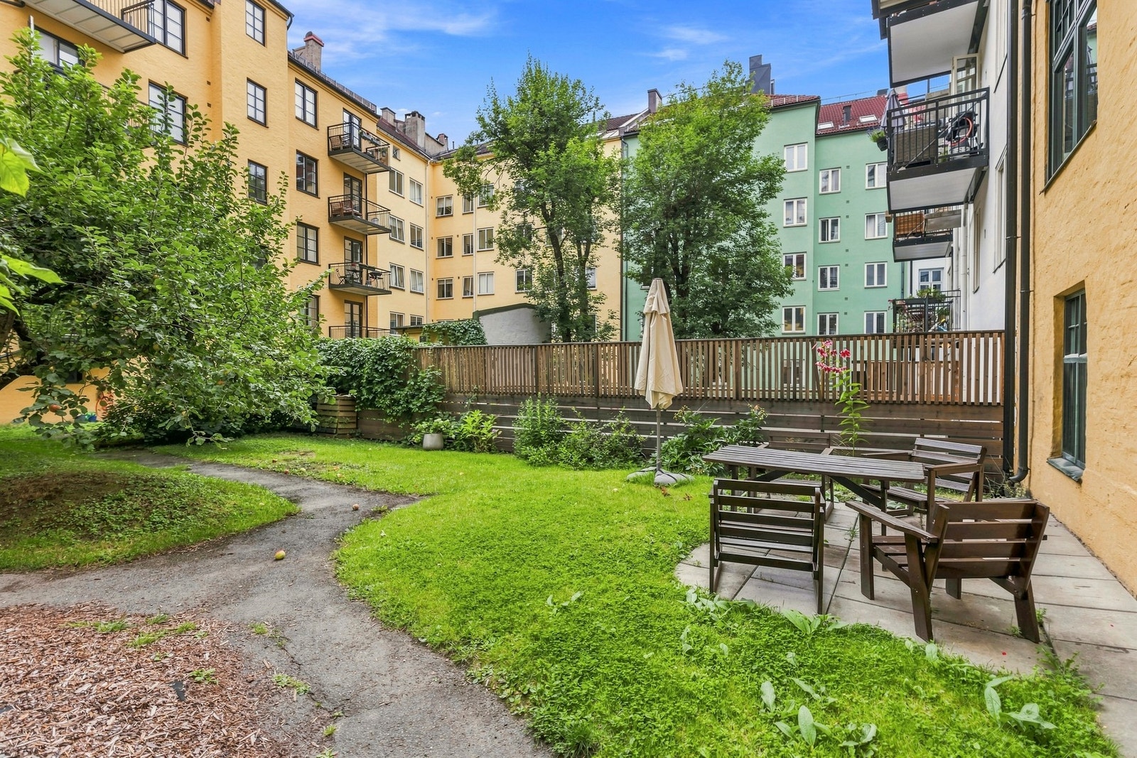 Opparbeidet bakgård med felles sittegruppe. Galleribilde