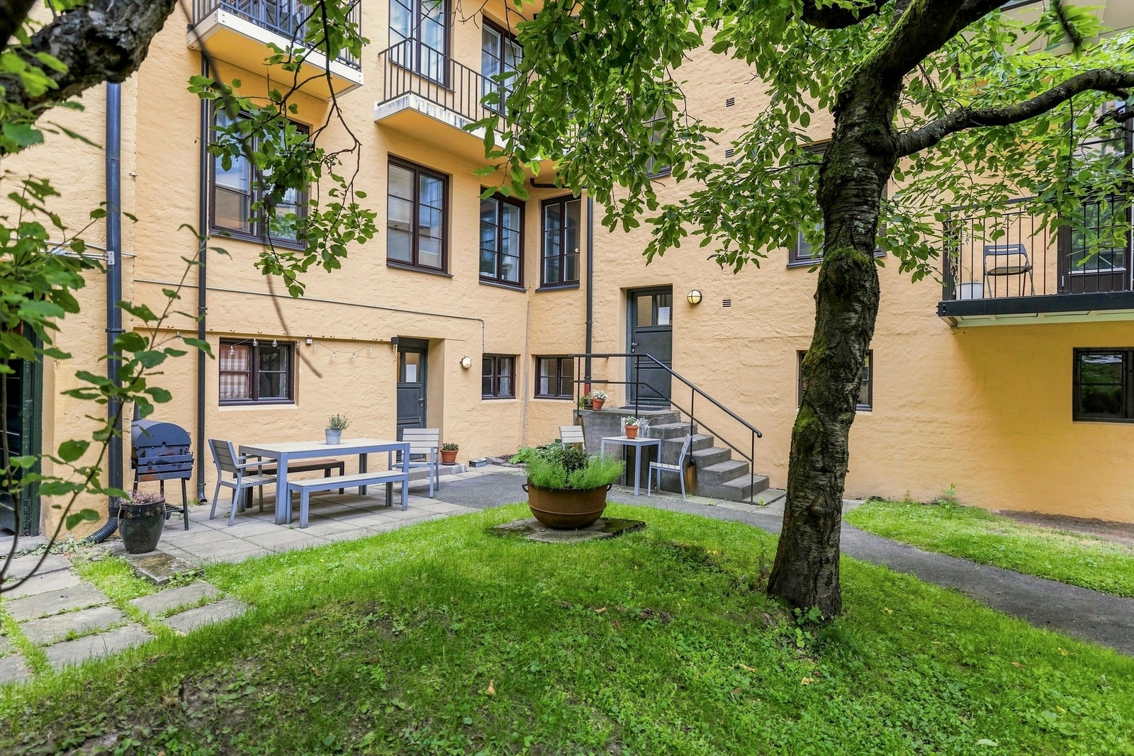 Grønn og opparbeidet bakgård. Galleribilde