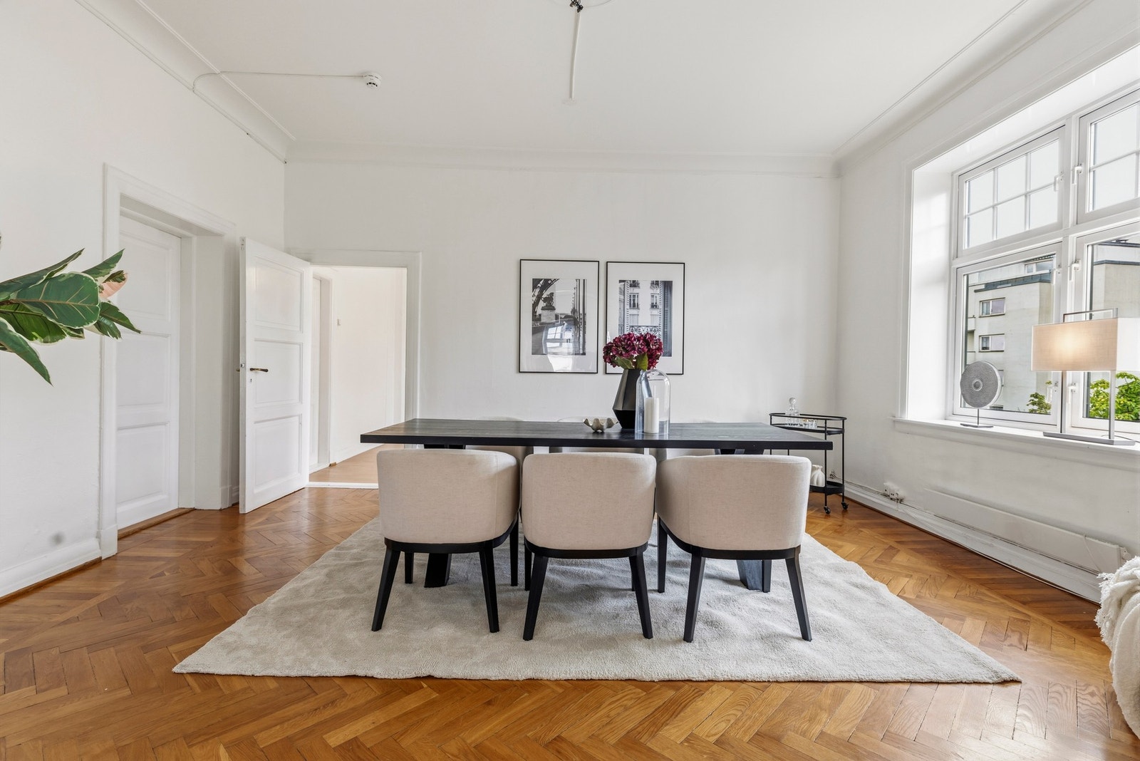 I dag er leiligheten innredet med tre soverom og to stuer, men kan potensielt innredes med fire soverom og en stue. Galleribilde