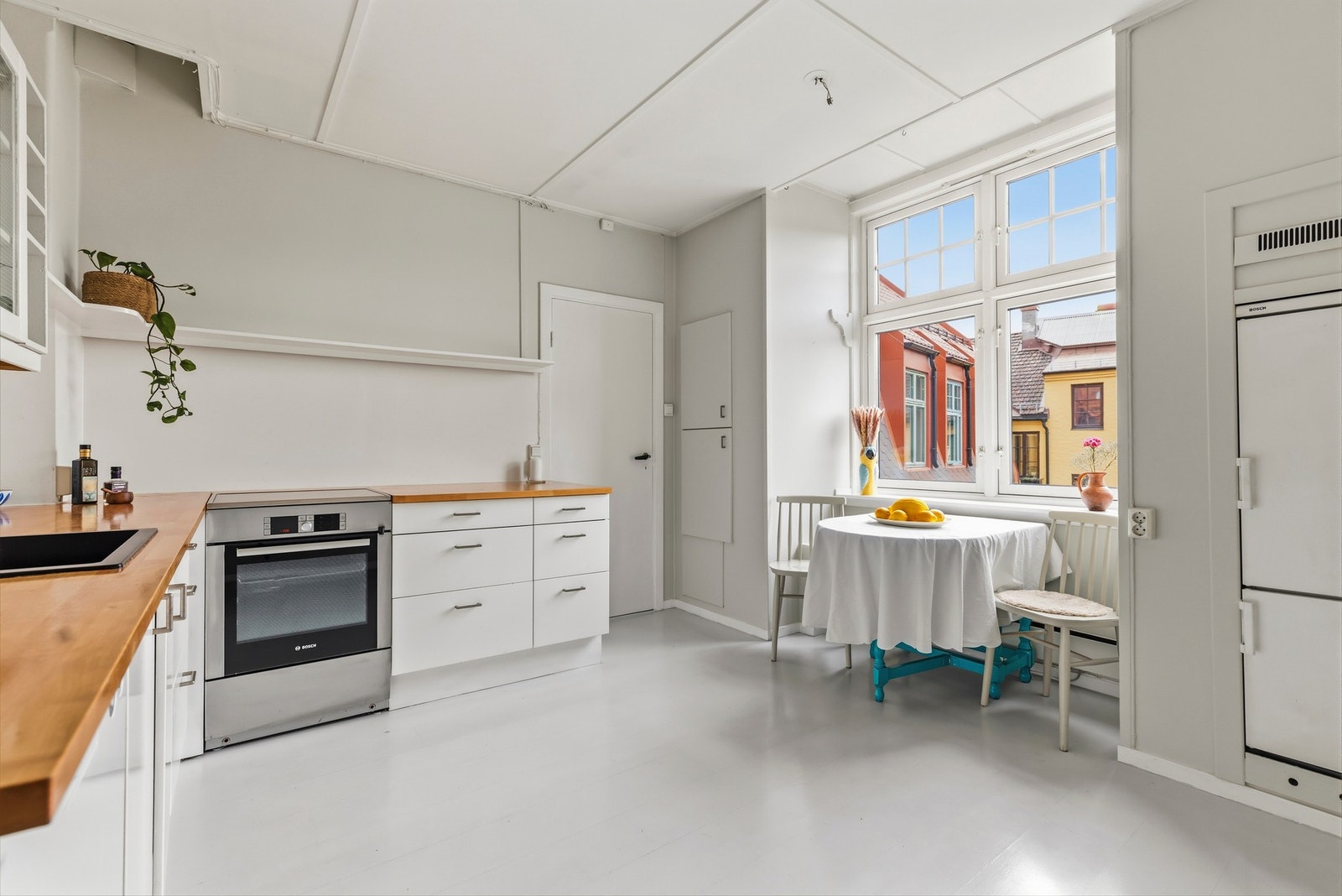 Det er opplegg for oppvaskmaskin samt plass til frittstående hvitevarer. Galleribilde