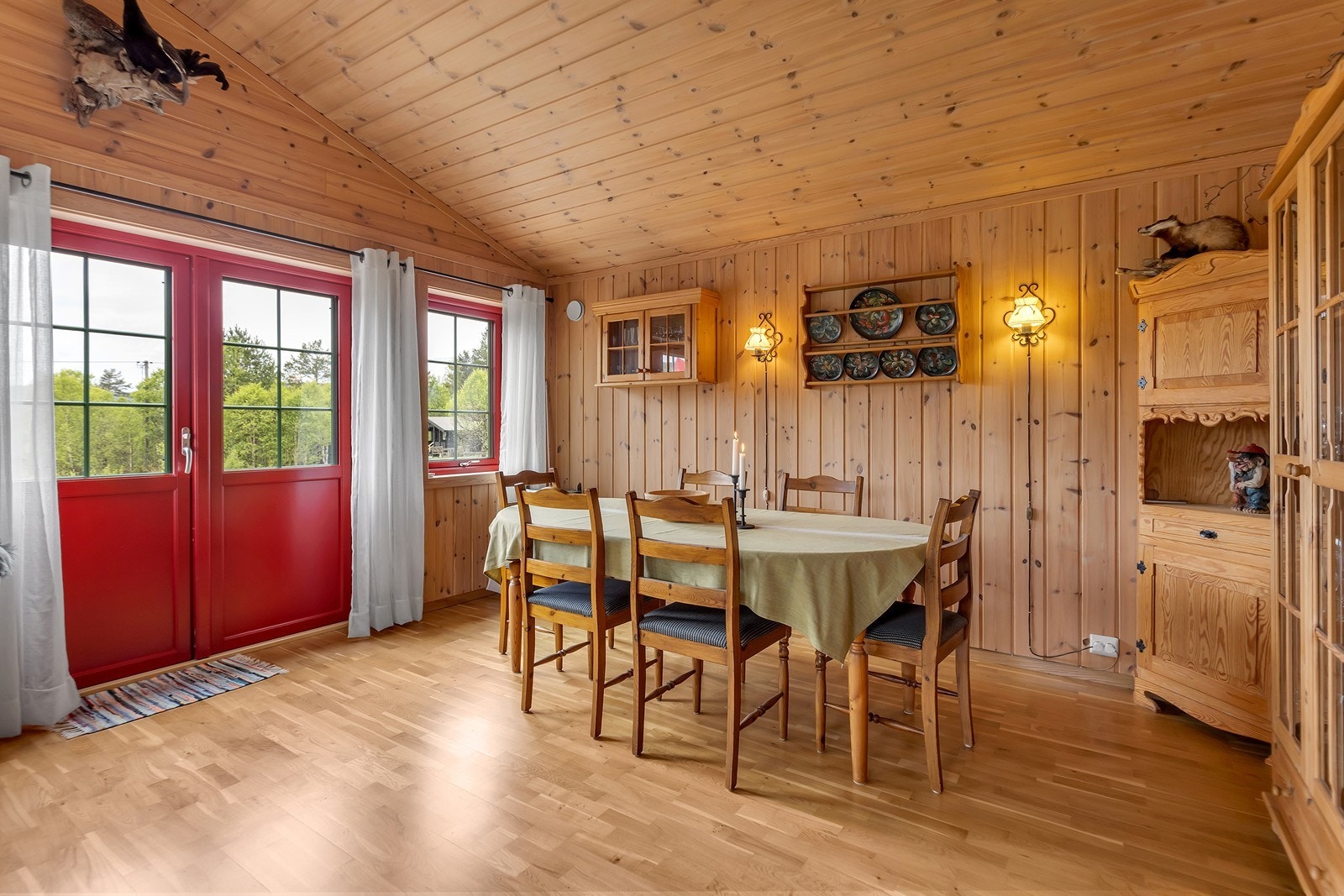 Fra stuen er det direkte utgang til en solrik terrasse Galleribilde