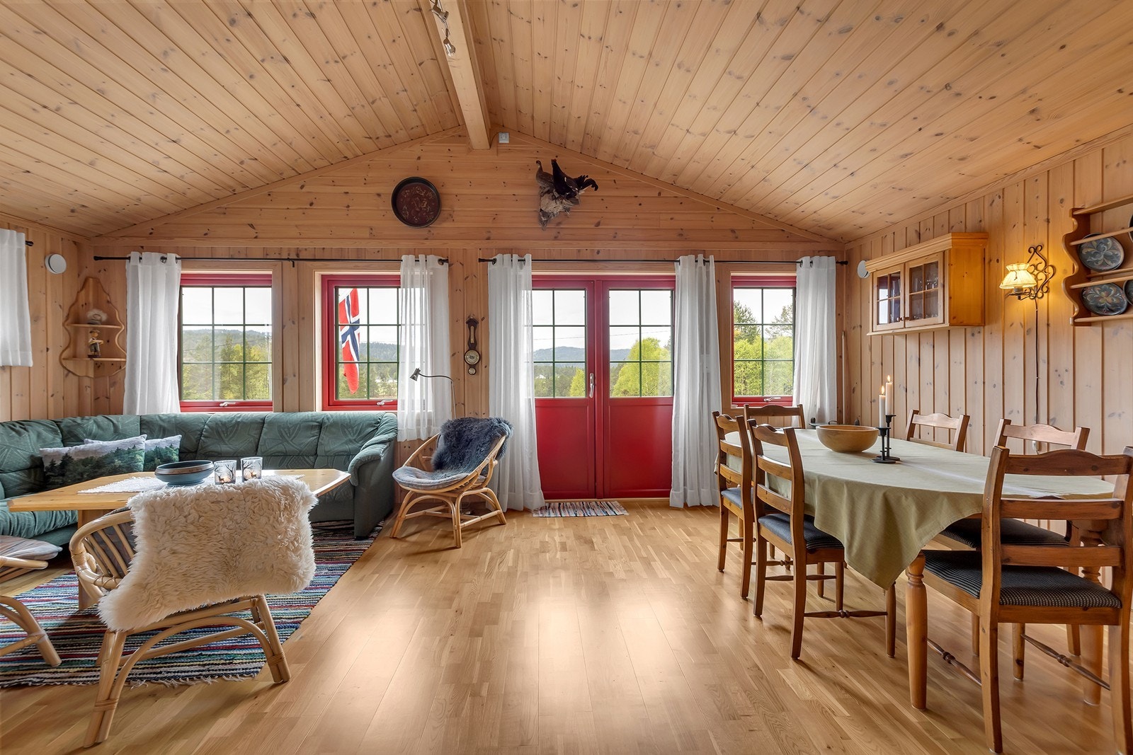 Nyere hytte fra 2012 ved idylliske Haukomvann Galleribilde