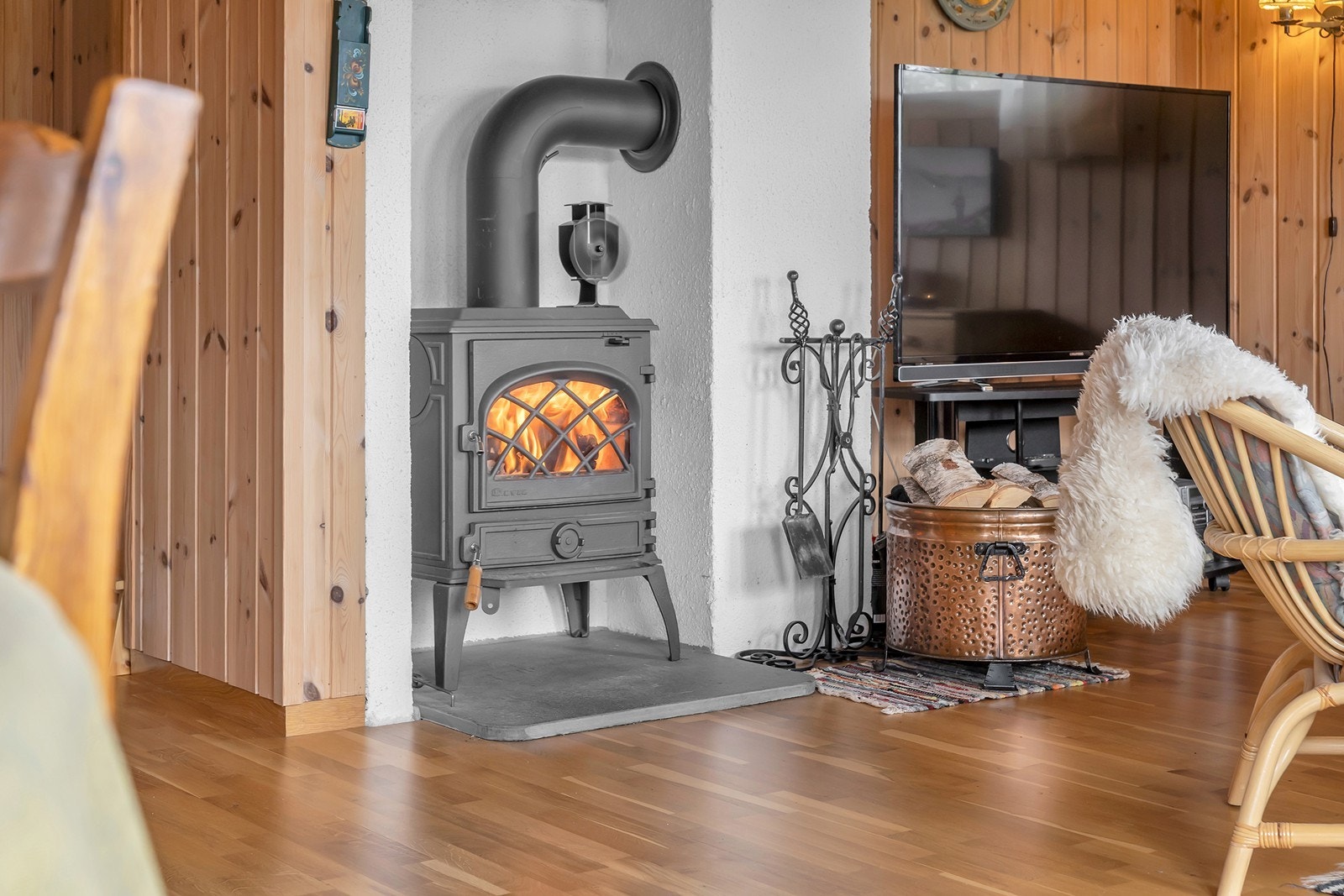 Vedovn i stue som bidrar til både hygge og varme når gradene synker Galleribilde