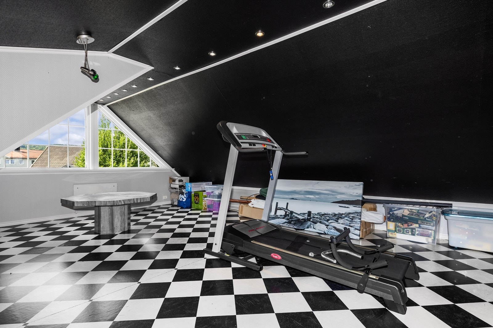 Stort, innredet loftsrom over garasjen med mange bruksmuligheter. Galleribilde