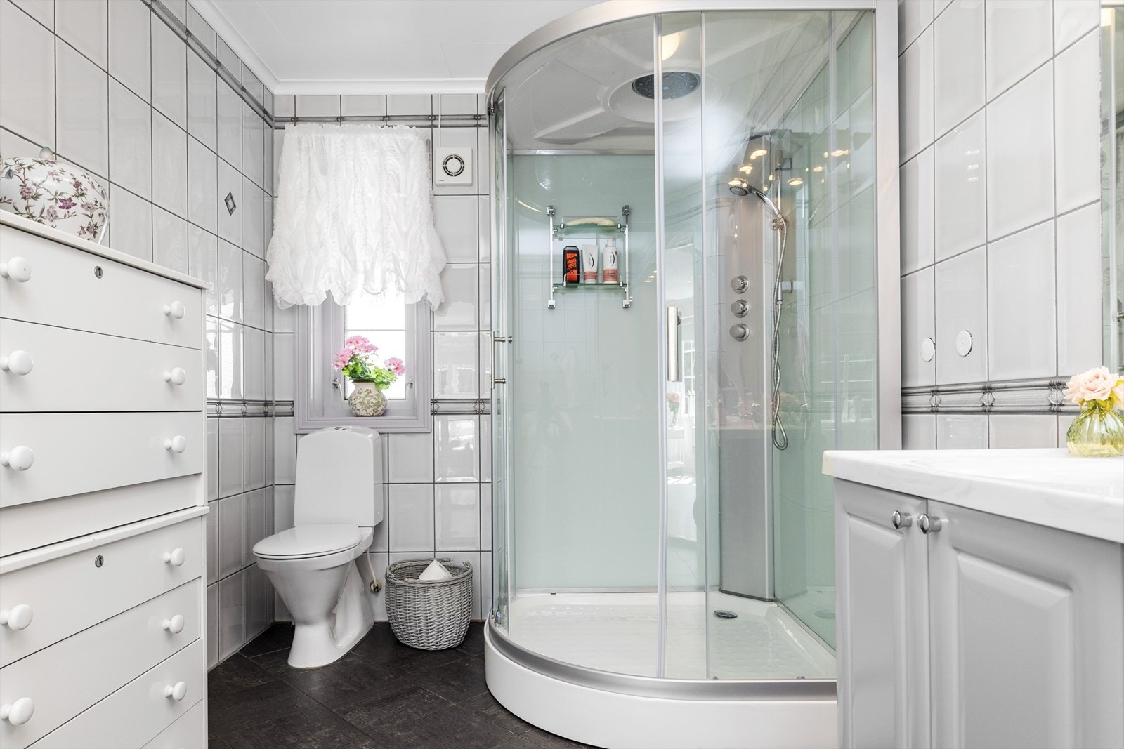 Badet er utstyrt med dusjkabinett og toalett. Galleribilde
