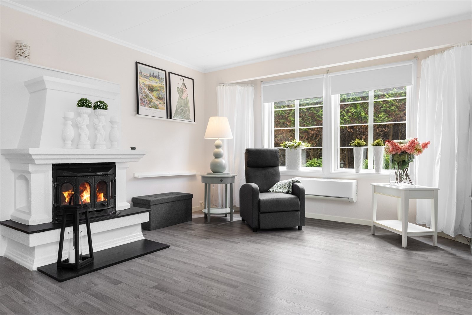 Den romslige stuen har en sentralt plassert peisovn som gir varme og hygge. Galleribilde