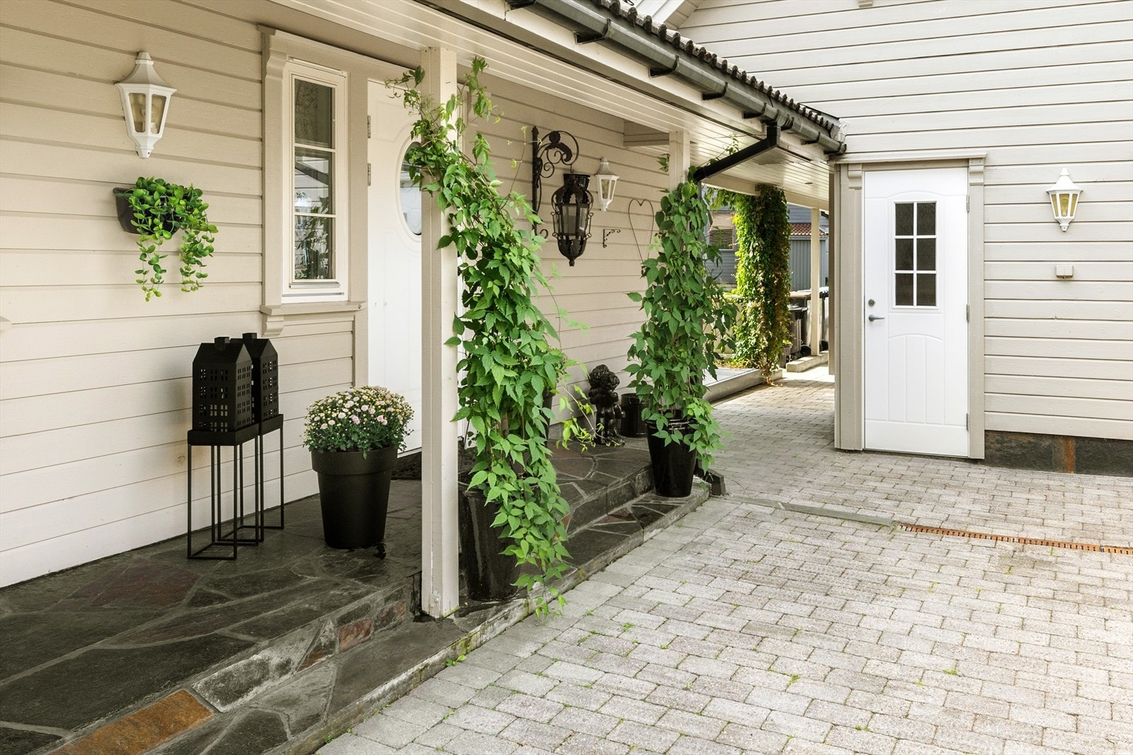Overbygd inngangsparti med skiferbelagt trapp. Galleribilde