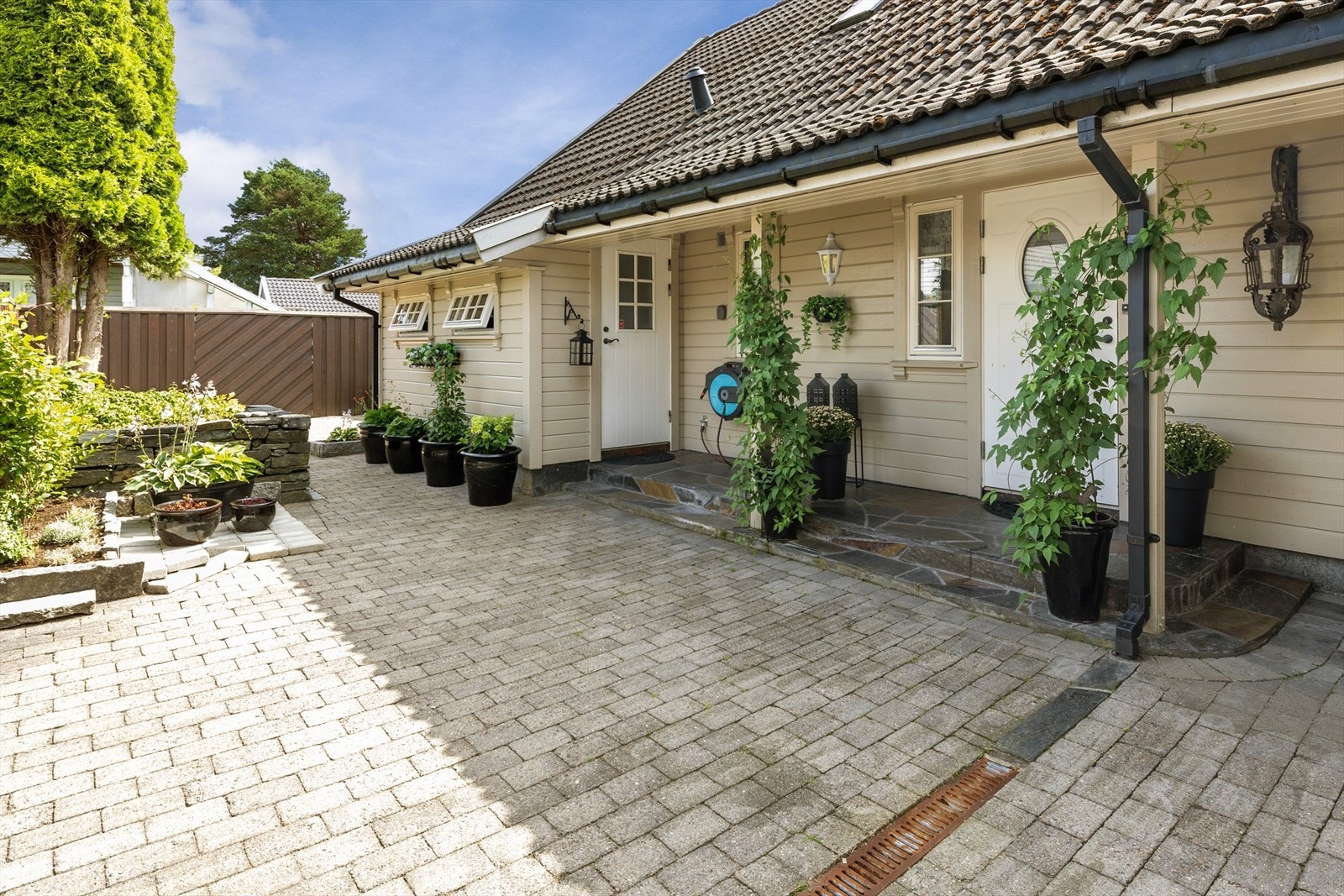 Eiendommen har en pent opparbeidet og innbydende gårdsplass. Galleribilde